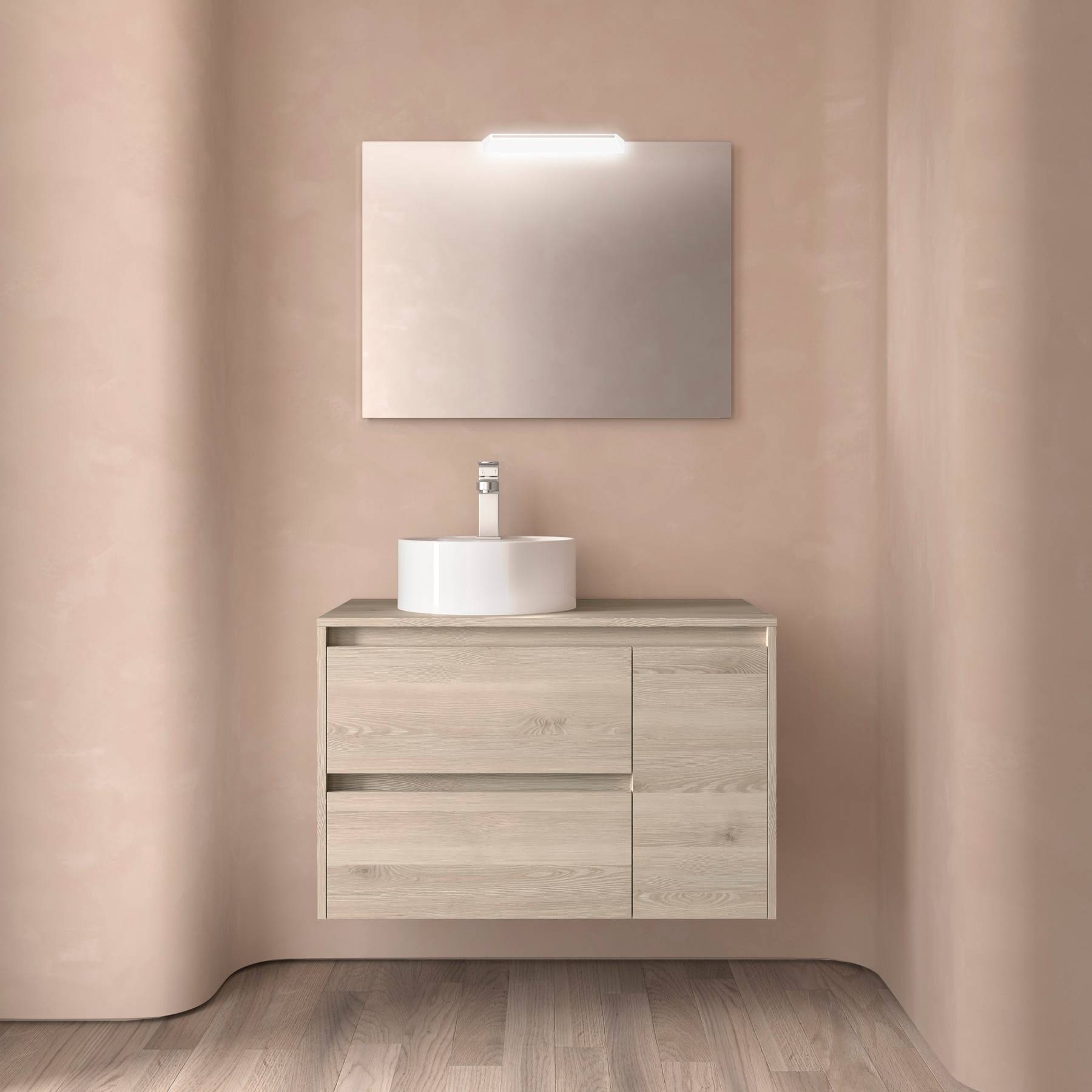 Ein minimalistisches Badezimmer-Interieur mit einem Waschtisch aus hellem Holz, rundem weißem Waschbecken und einem rechteckigen Spiegel an einer schlichten Pfirsich-farbenen Wand.