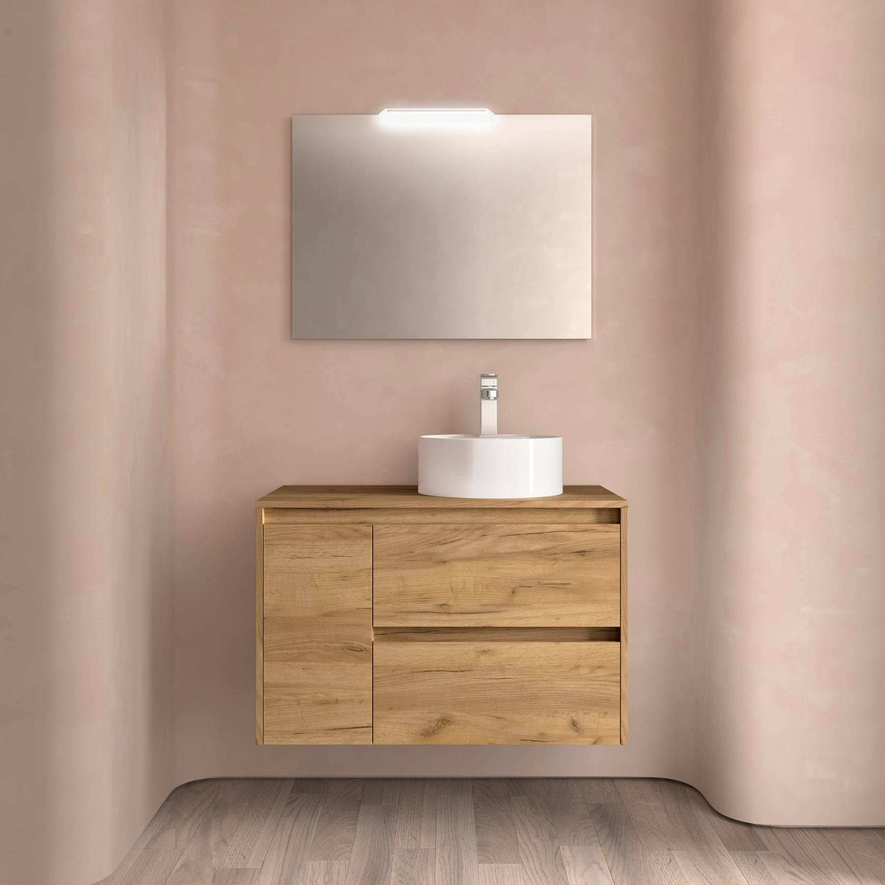 Ein minimalistisches Badezimmer präsentiert einen Waschtisch aus Holz mit einem weißen runden Waschbecken, darunter ein rechteckiger Spiegel mit einer Lampe an der Oberseite an einer beigen Wand.