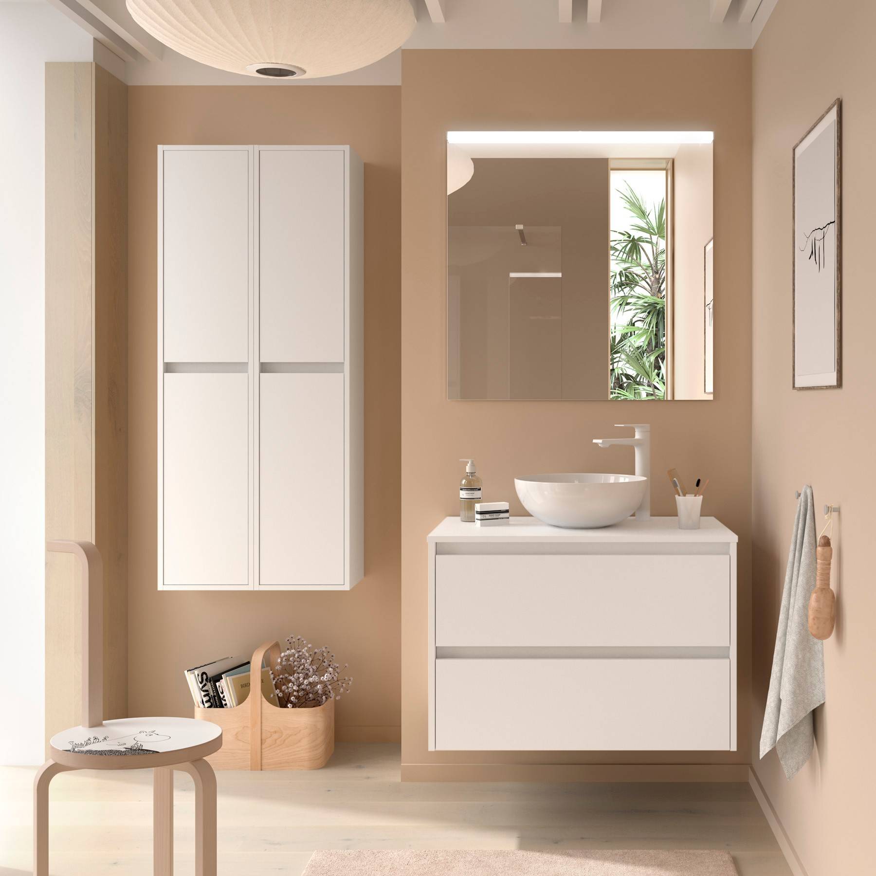 Ein modernes Badezimmer mit einem schwebenden Waschtisch, rundem Spiegel und weißen Schränken. Ein hängendes Handtuch, ein Korb und ein Tisch runden die Dekoration ab. Neutrale Farbtöne.