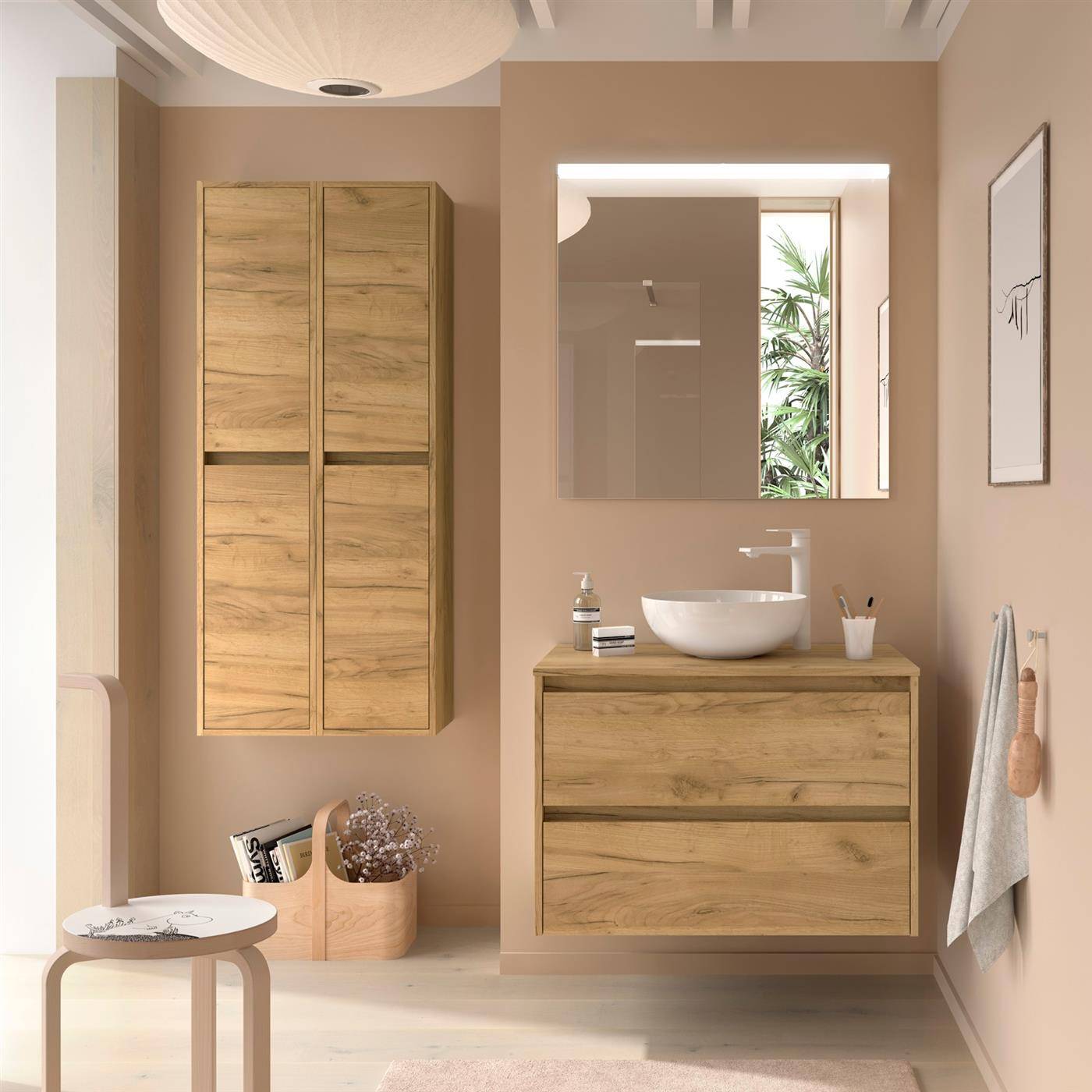 Modernes Badezimmer mit Holzwaschtisch und Schrank, rundem Aufsatzwaschbecken, Spiegel, Wandhandtuch und Dekoration in einem beigen minimalistischen Interieur.