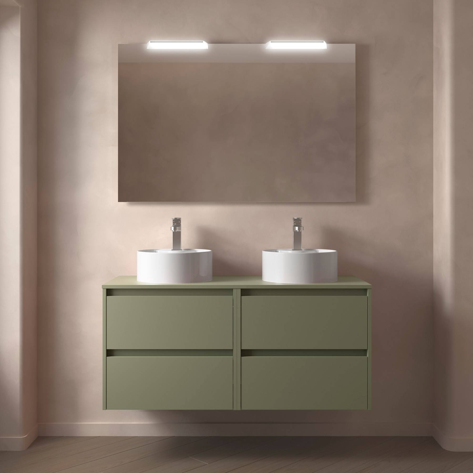 Ein modernes Badezimmer mit einem großen Spiegel, Doppelwaschbecken und einem grünen Waschtisch vor einer pfirsichfarbenen Wand, unter sanftem Licht.