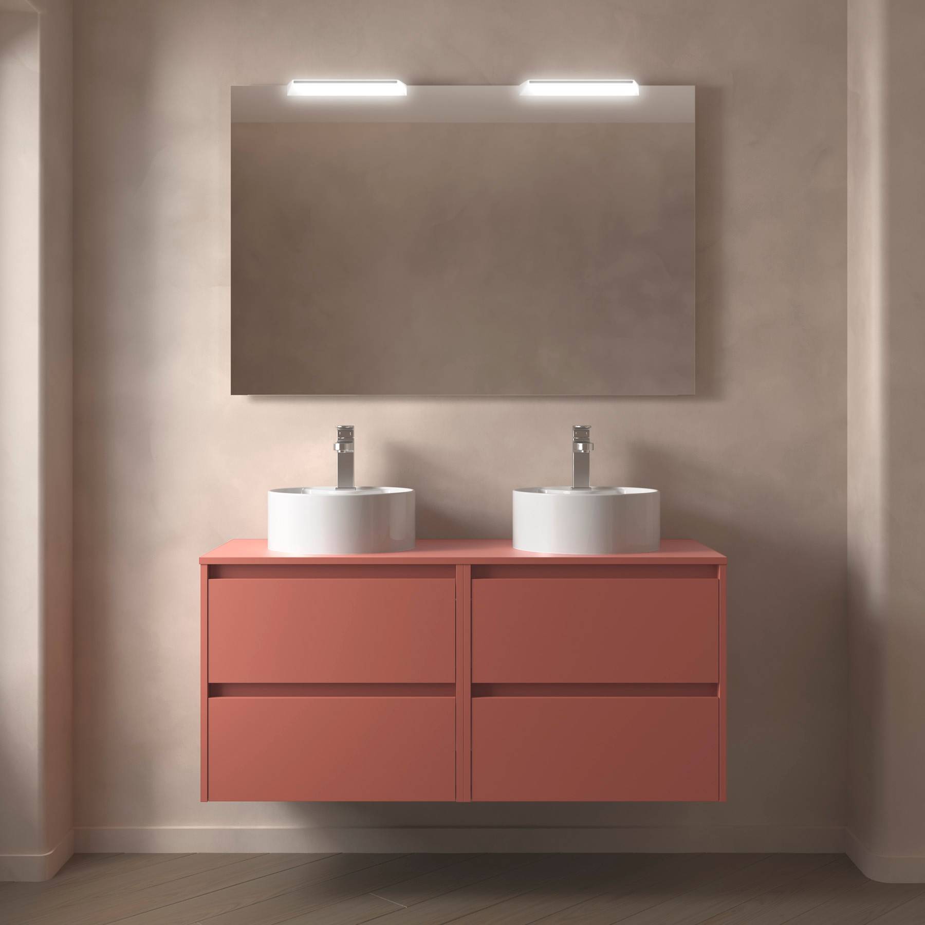 Ein modernes Badezimmer zeigt eine wandmontierte Waschtischanlage in Korallenfarbe mit Doppelwaschbecken und einem beleuchteten Spiegel darüber, vor einem beigen Hintergrund.