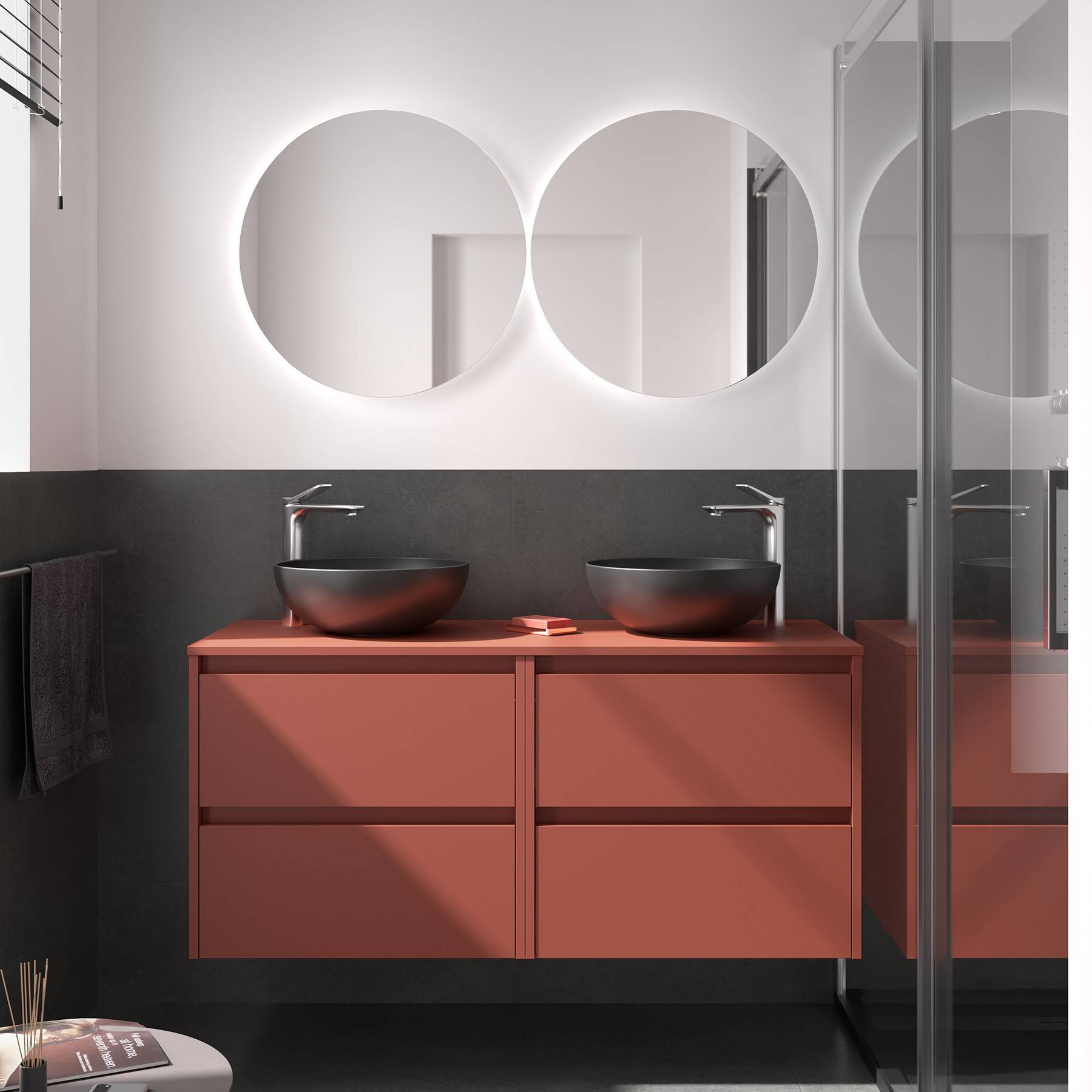 Zeitgenössisches Badezimmer mit Doppelwaschtisch, runden Spiegeln und modernen Armaturen, das ein minimalistisches Design und neutrale Töne aufweist.