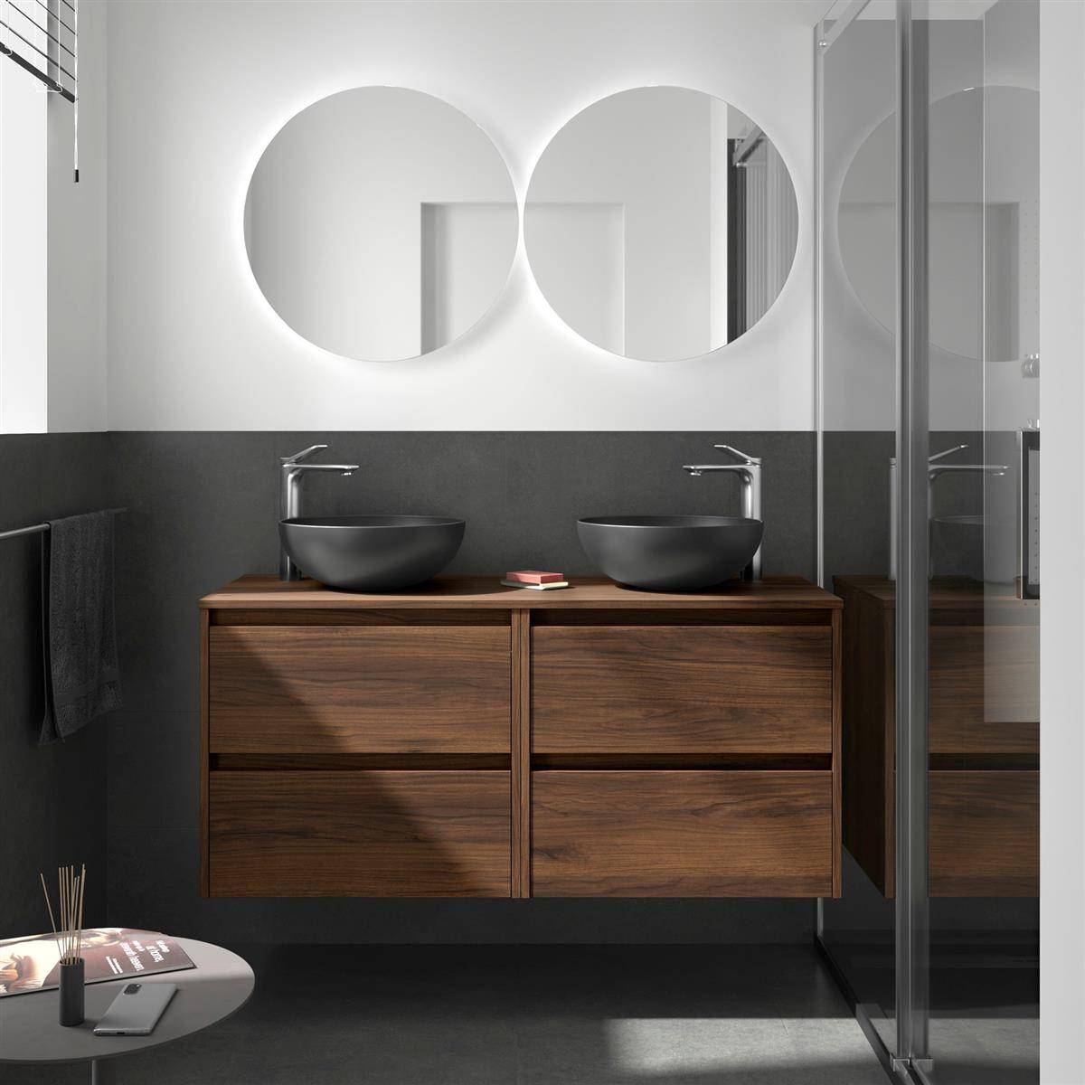 Modernes Badezimmer mit Doppelwaschplatz, runden Spiegeln, schwarzen Waschbecken und Duschkabine aus Glas.