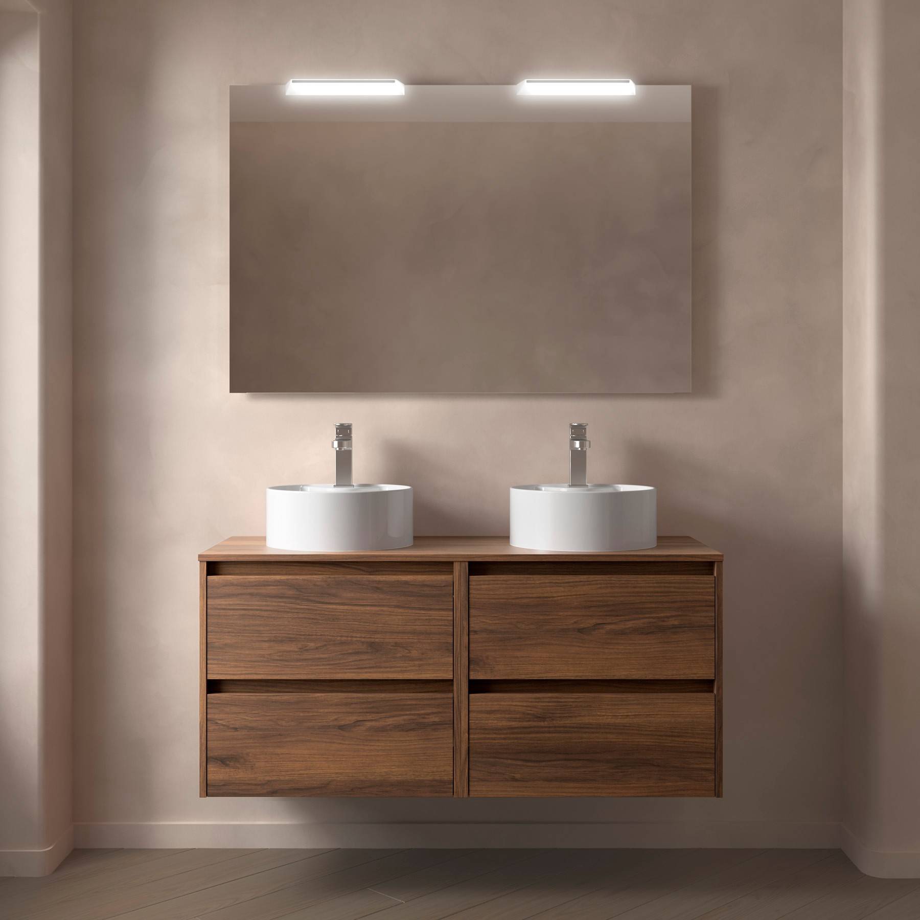 Ein modernes Badezimmer präsentiert sich mit einer Holzwaschtischplatte, auf der zwei Aufsatzbecken stehen, darüber ein großer Spiegel und sanfte Beleuchtung, die eine ruhige Atmosphäre schafft.