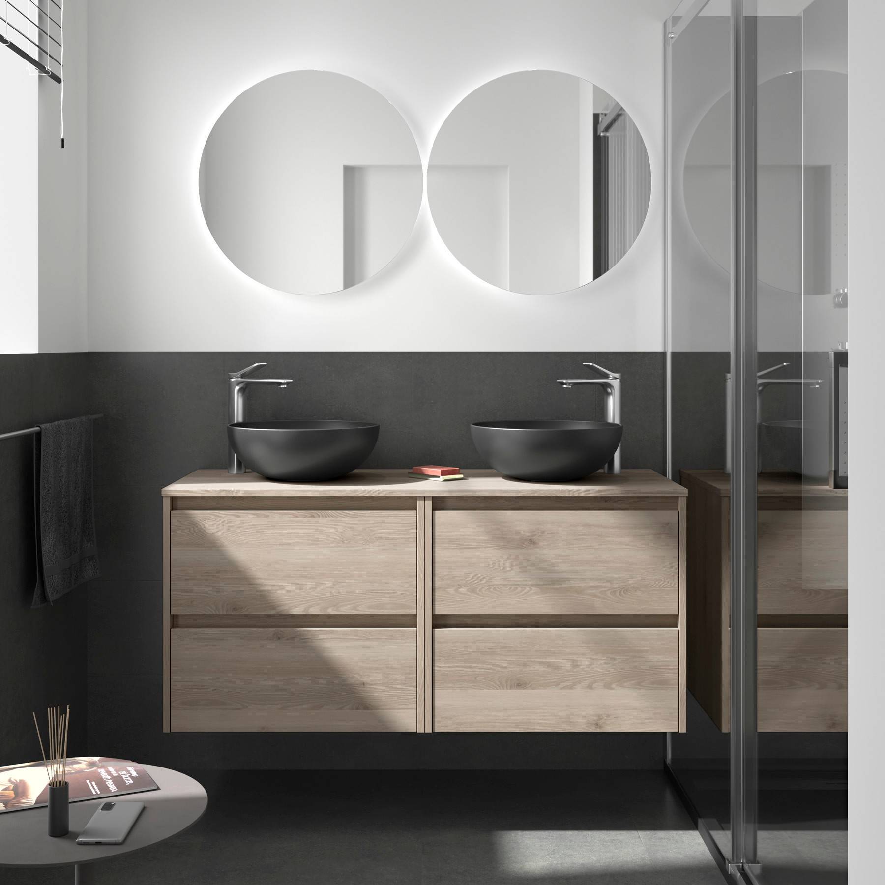 Modernes Badezimmer mit Doppelwaschtisch aus Holz, schwarzen Waschbecken, zwei runden Spiegeln und einer Glasdusche auf der rechten Seite.