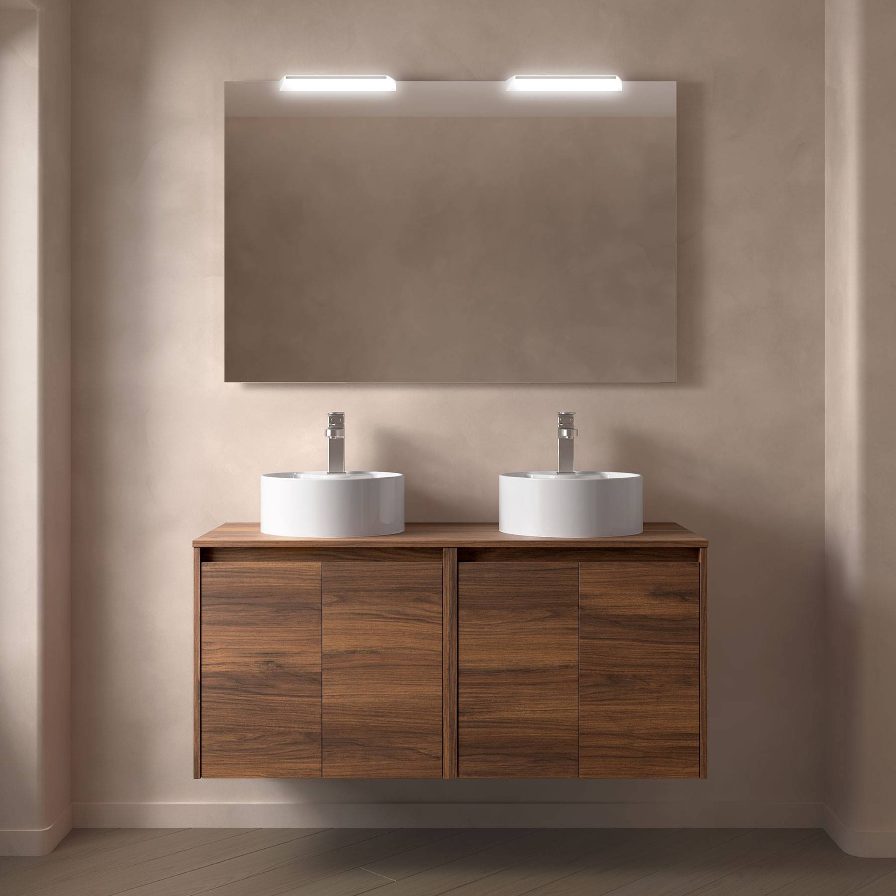 Zwei moderne Waschbecken mit runden Becken auf einem Holzwaschtisch unter einem großen Spiegel, beleuchtet von zwei rechteckigen Leuchten.