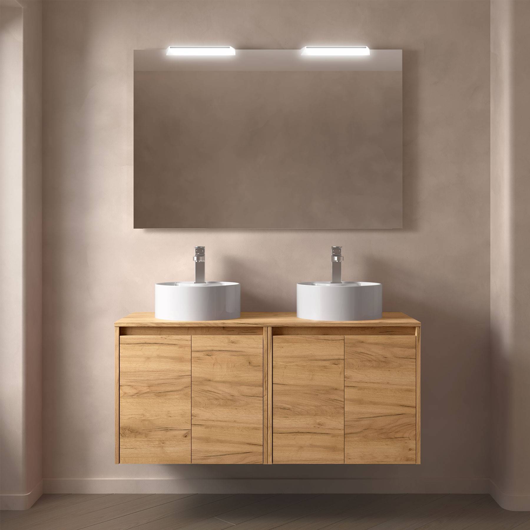 Ein modernes Badezimmer verfügt über einen Doppelwaschtisch aus Holz mit Aufsatzbecken, einen breiten rechteckigen Spiegel darüber und zwei elegante Leuchten.