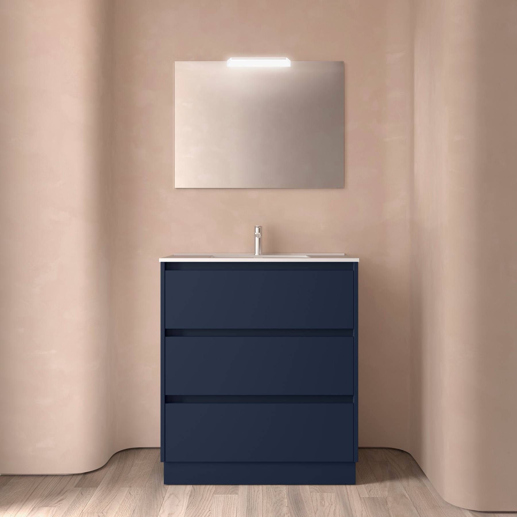 Ein modernes Badezimmer mit minimalistischem Design, ausgestattet mit einem marineblau-farbenen Waschtisch mit drei Schubladen, einer weißen Arbeitsplatte, einem Wasserhahn und einem großen Spiegel darüber.