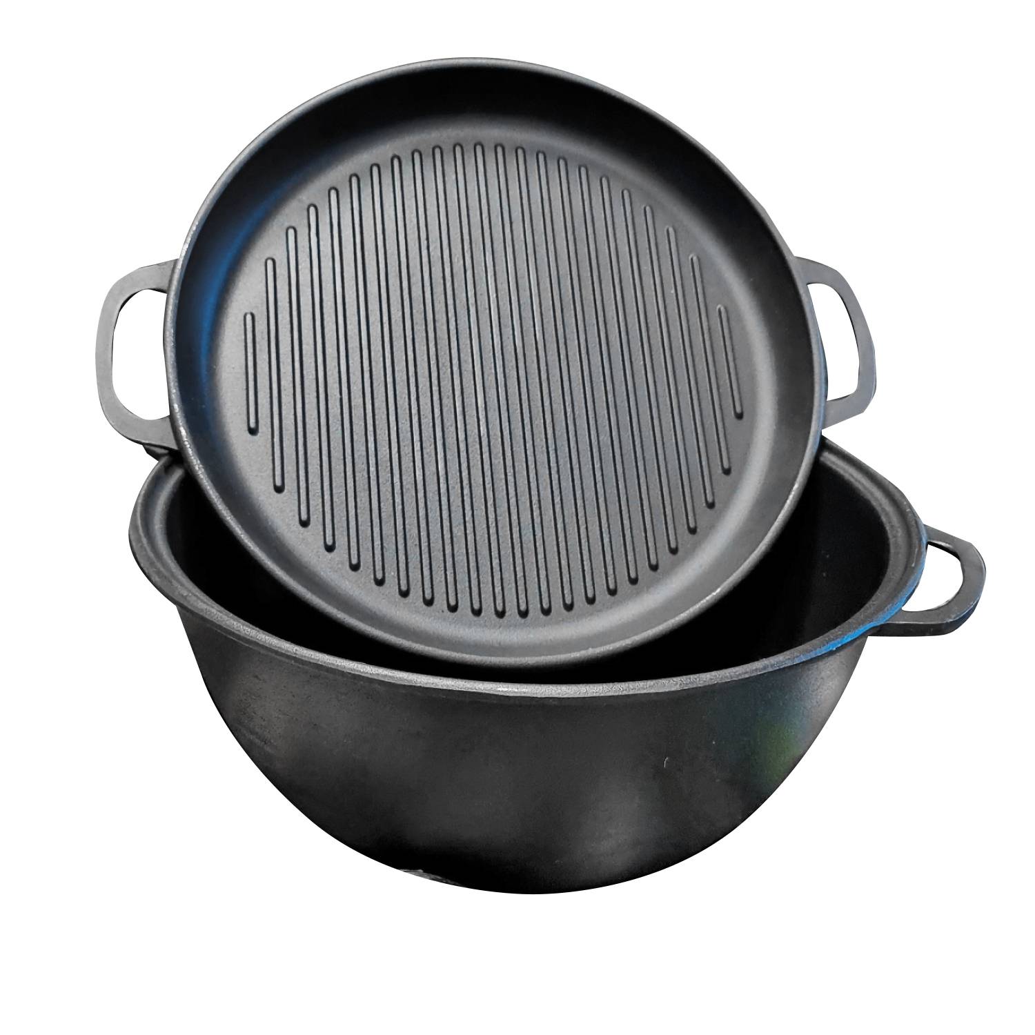 Ein schwarzer gusseiserner Topf mit zwei Griffen wird von einem passenden gerillten Deckel umschlossen, der so konzipiert ist, dass er zusätzlich als Grillplatte dienen kann.