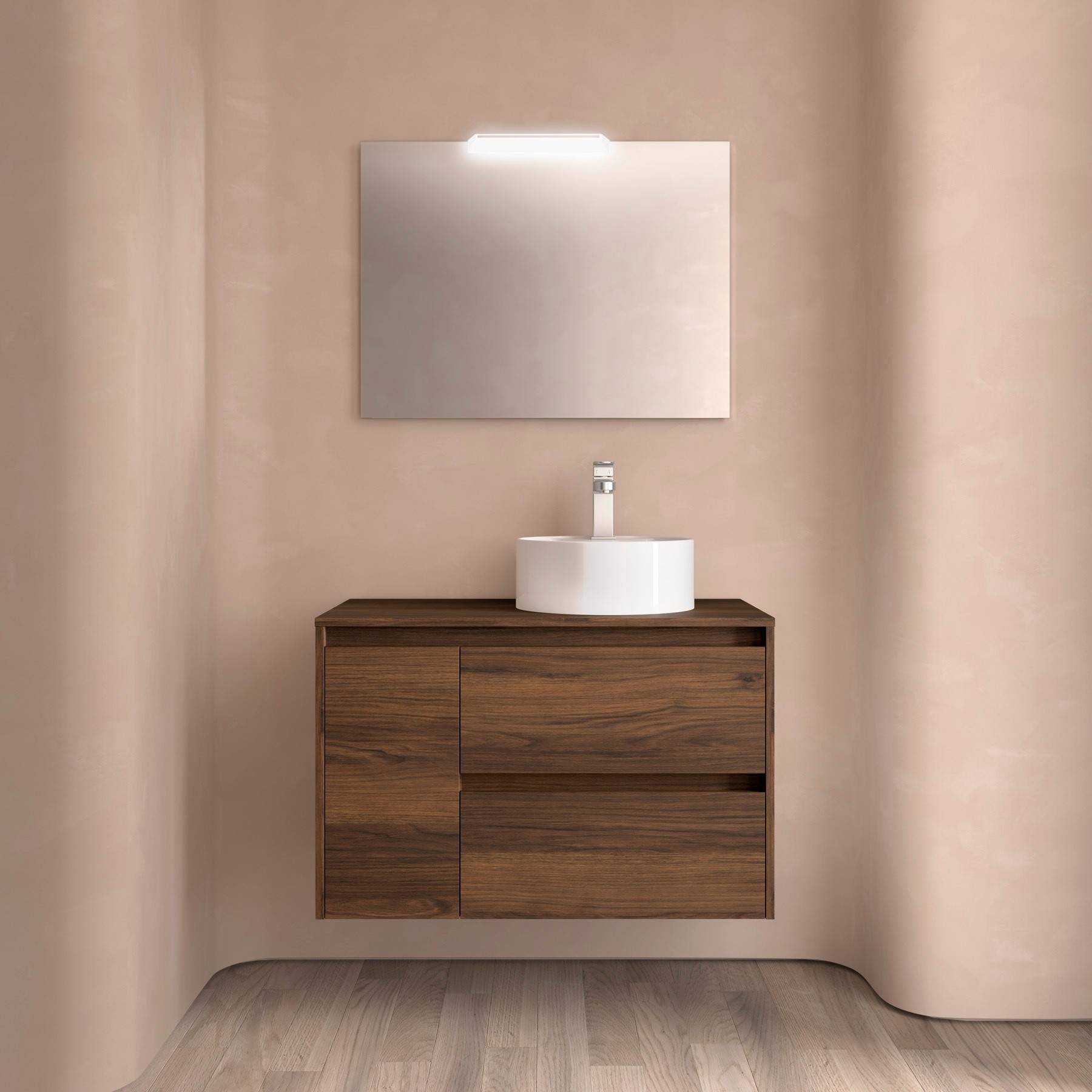 Ein modernes Badezimmer mit einem an der Wand montierten Holzwaschtisch, rundem weißen Waschbecken und rechteckigem Spiegel darüber, alles vor einem beigen Wandhintergrund.