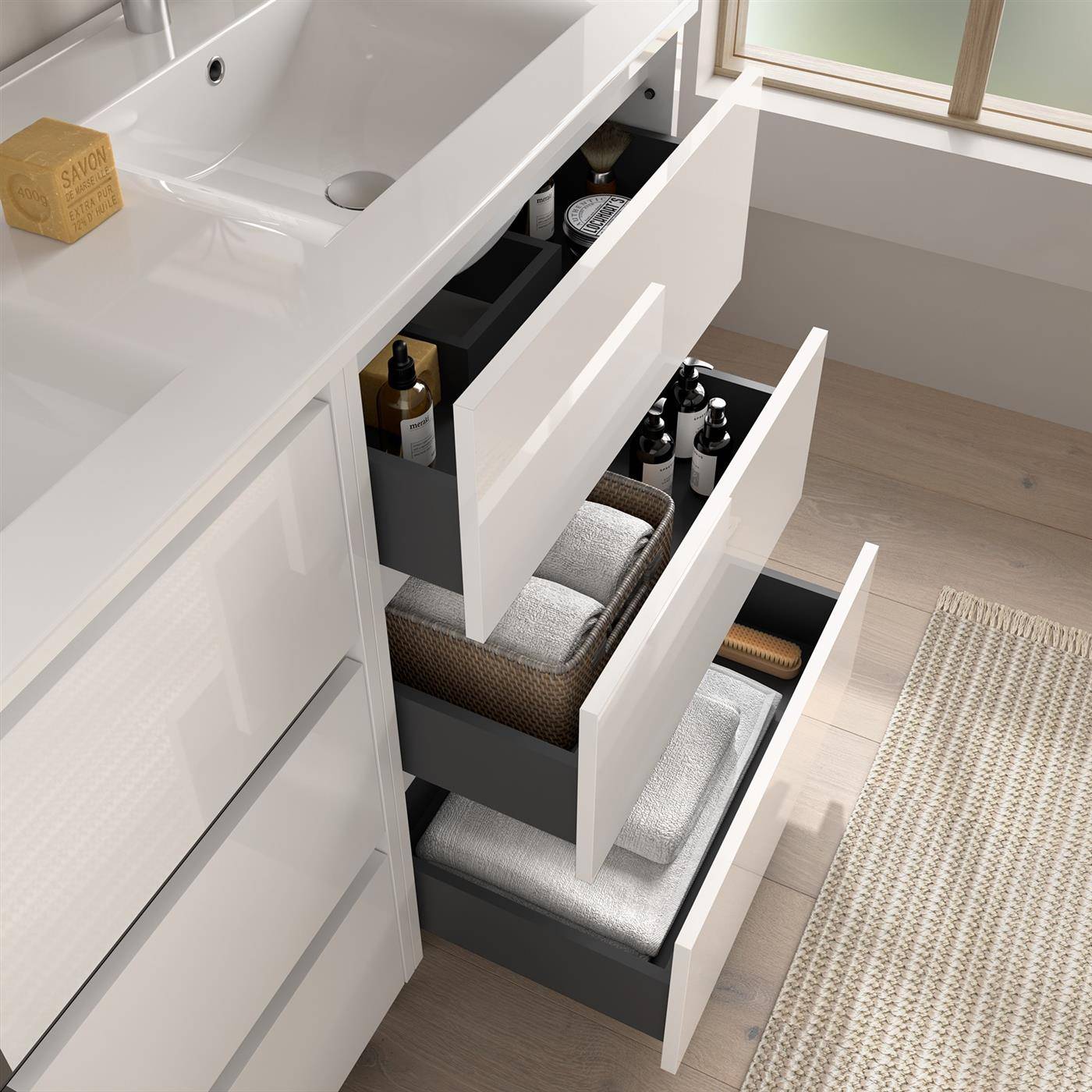 Badezimmerschrank mit Waschbecken und offenen Schubladen, die organisierte Aufbewahrung für Toilettenartikel, Handtücher und Körbe zeigen.