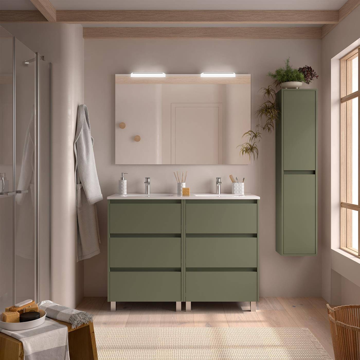 Modernes Badezimmer mit doppeltem Waschtisch, großem Spiegel, Dusche, grünem Wandschrank, Fensterlicht und einem Handtuch neben dem Waschbecken.