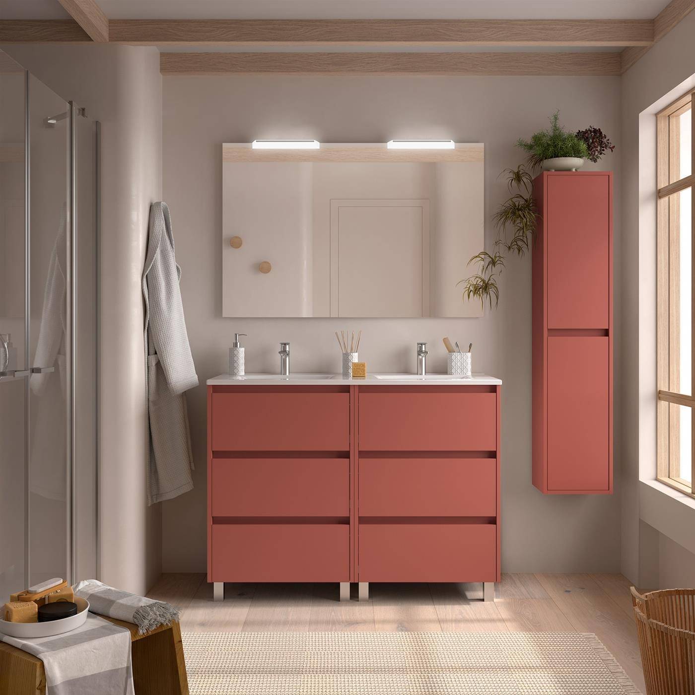 Modernes Badezimmer mit korallenfarbener Doppelwaschtisch, großem Spiegel, Wandschrank, Dusche und Fenster in hellem Minimaldesign.