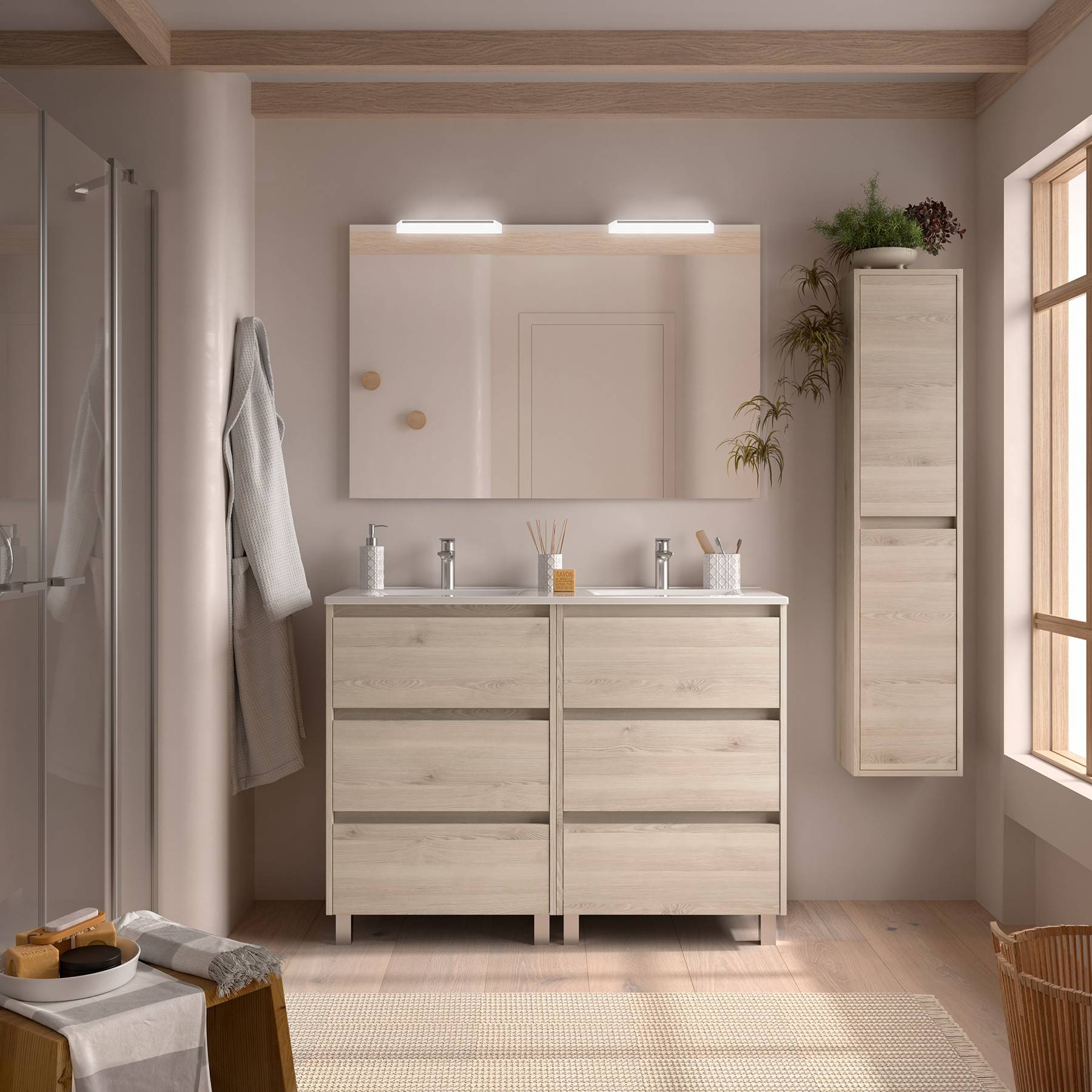 Ein modernes Badezimmer mit einem Waschtisch aus Holz mit zwei Waschbecken, einem großen Spiegel, sanfter Beleuchtung und Holzschränken, die eine warme und einladende Atmosphäre schaffen.