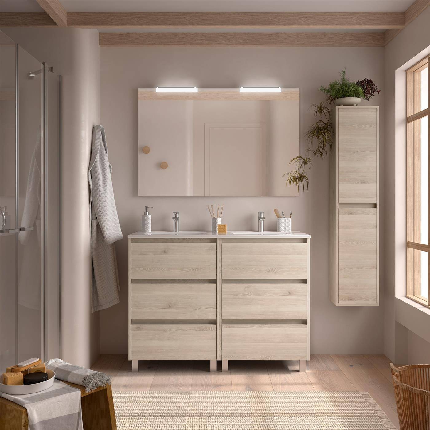 Modernes Badezimmer mit doppeltem Holzwaschbeckenunterbau, großem Spiegel, Glasdusche, Handtuch, Wandschrank und Fensterbeleuchtung.
