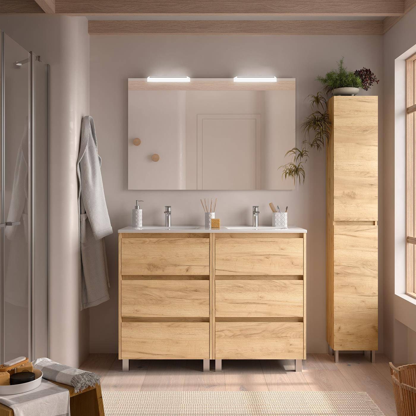 Modernes Badezimmer mit hellem Doppelwaschbecken aus Holz, großem Spiegel, Wandleuchten, hohem Schrank und Fenster in einem sauberen, minimalistischen Interieur.