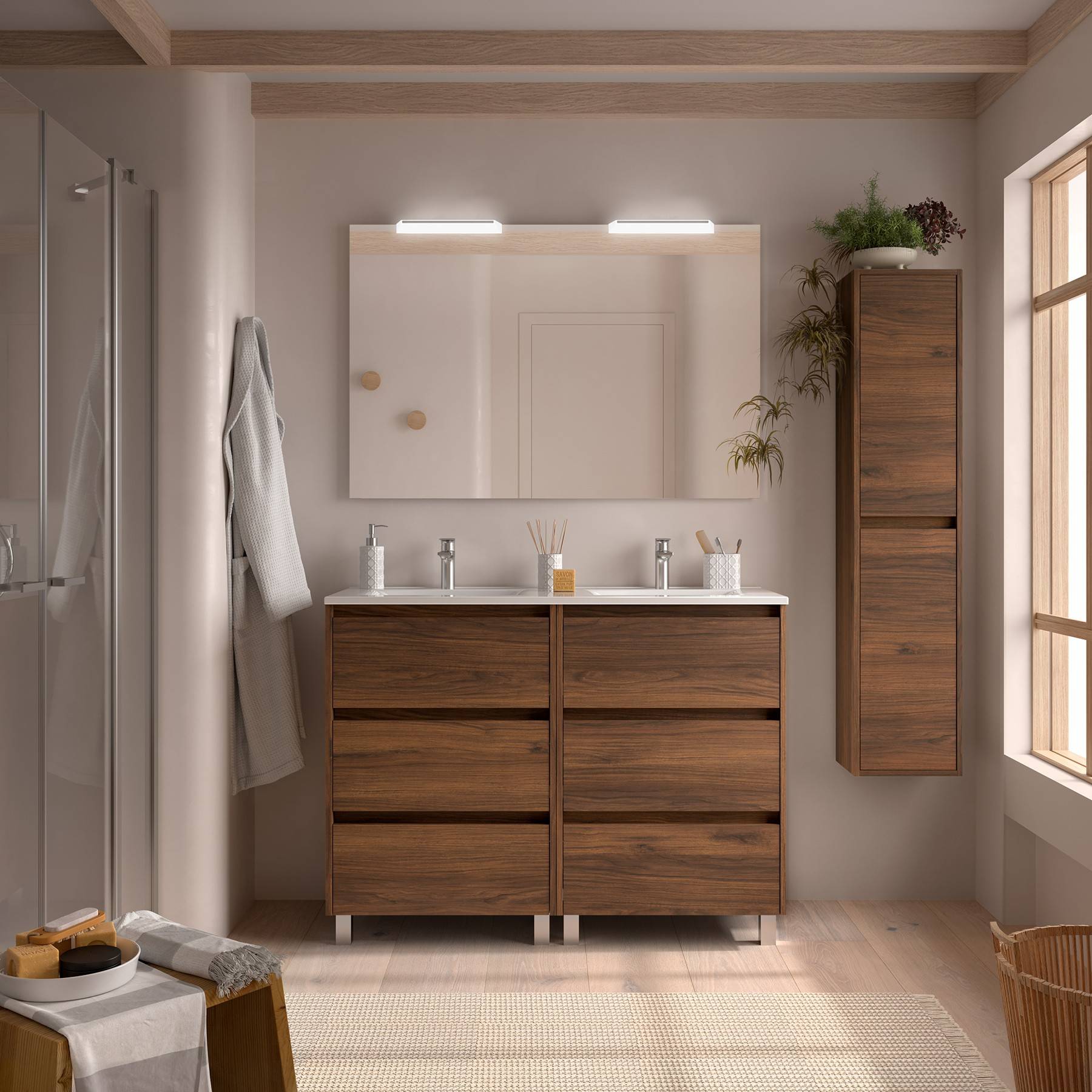 Ein modernes Badezimmer mit einem Waschtisch und Schränken aus Holz, einem großen Spiegel und einem Fenster, das natürliches Licht hereinlässt.