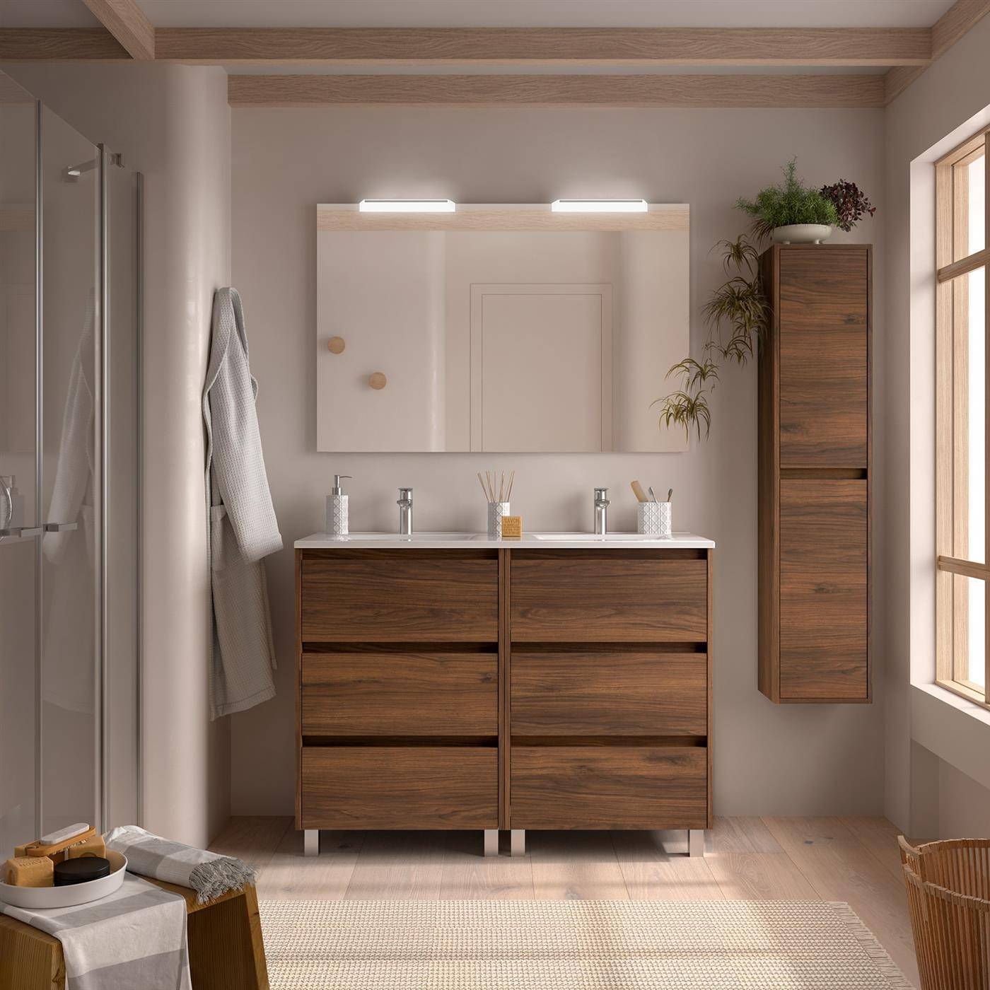 Modernes Badezimmer mit doppeltem Holzwaschbecken, großem Spiegel, Wandschrank, Dusche und Fenster in hellem minimalistischem Interieur.