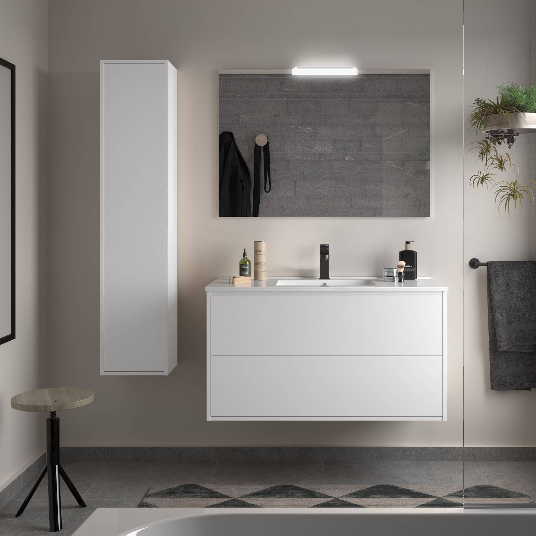 Modernes Badezimmer mit einem weißen Waschtisch und Waschbecken, einem großen Spiegel und minimalistischer Dekoration. Eine Pflanze hängt von der Decke und bringt etwas Grün in den Raum.