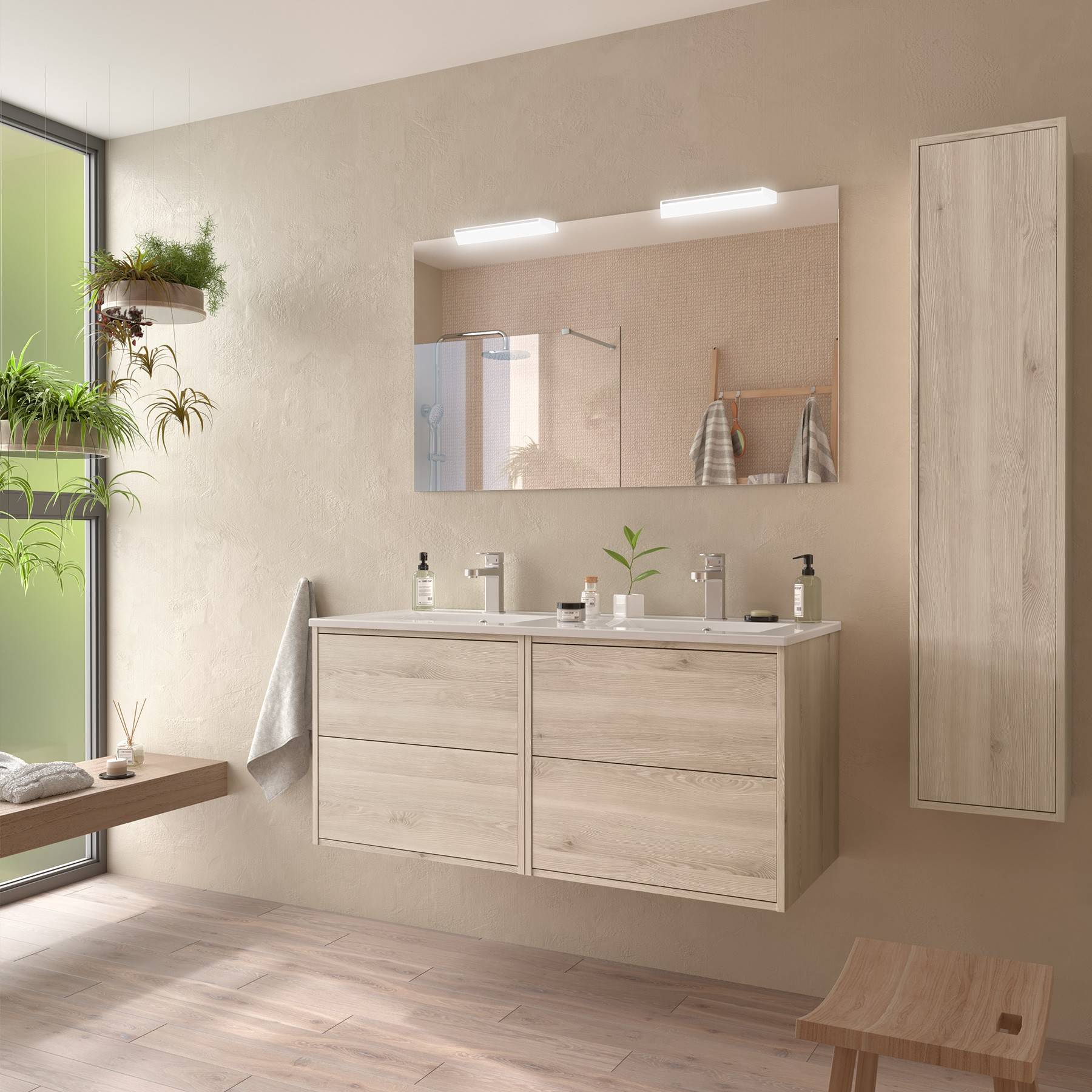 Modernes Badezimmer mit einem großen Spiegel, Waschtisch aus Holz mit Doppelwaschbecken und natürlichem Licht von einem Fenster mit Pflanzen. Minimalistische Dekoration.