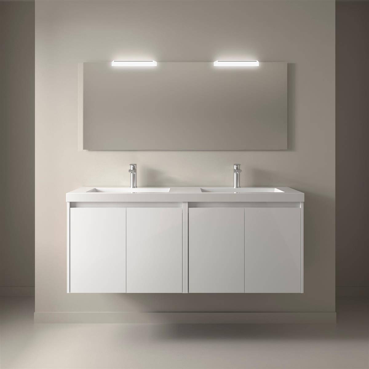 Modernes Badezimmermöbel mit Doppelwaschbecken, Wandspiegel und zwei Leuchten darüber vor einer einfachen beigen Wand.