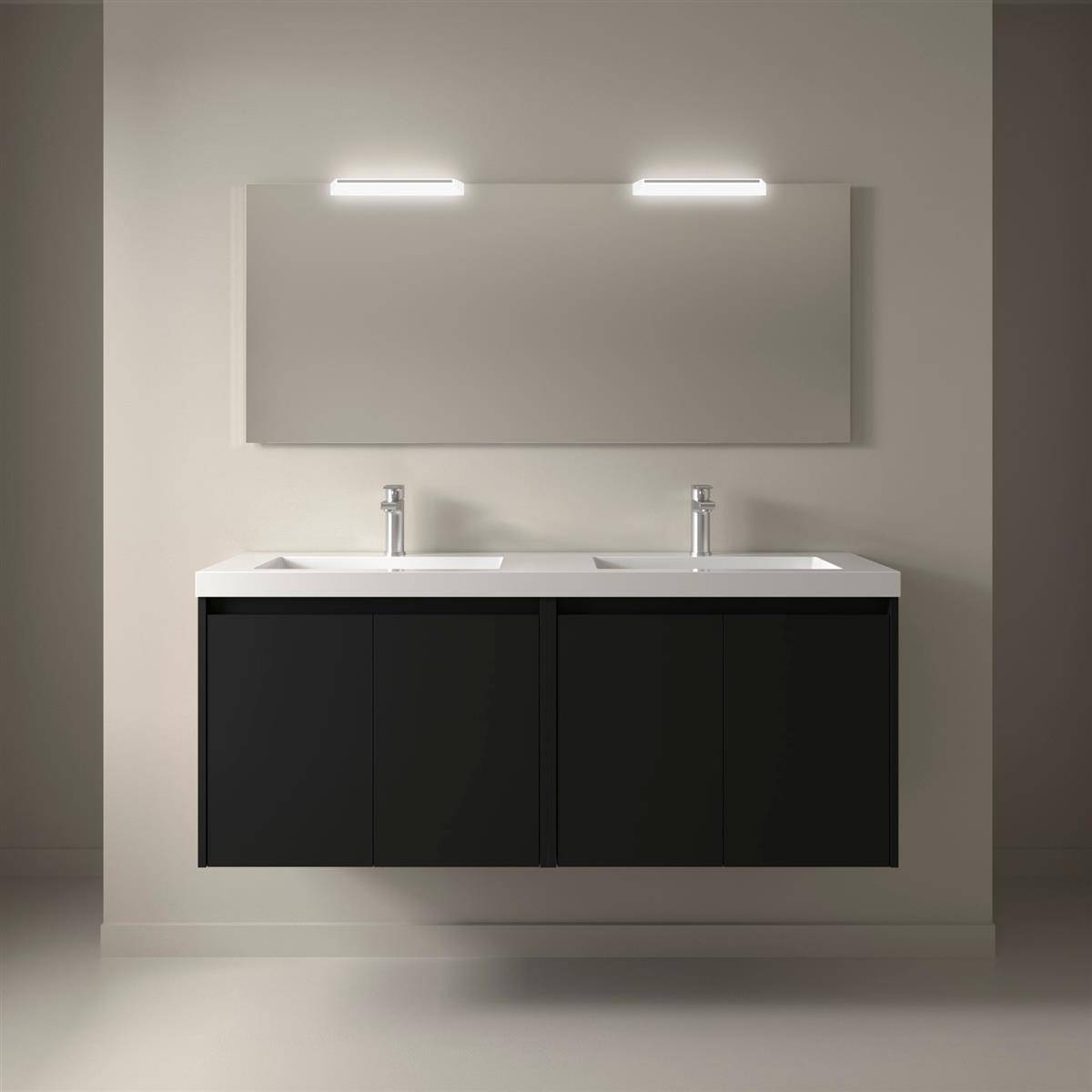 Modernes Badezimmermöbel mit zwei Waschbecken, großem Spiegel und Wandleuchten, vor einer neutralen Wand dargestellt.