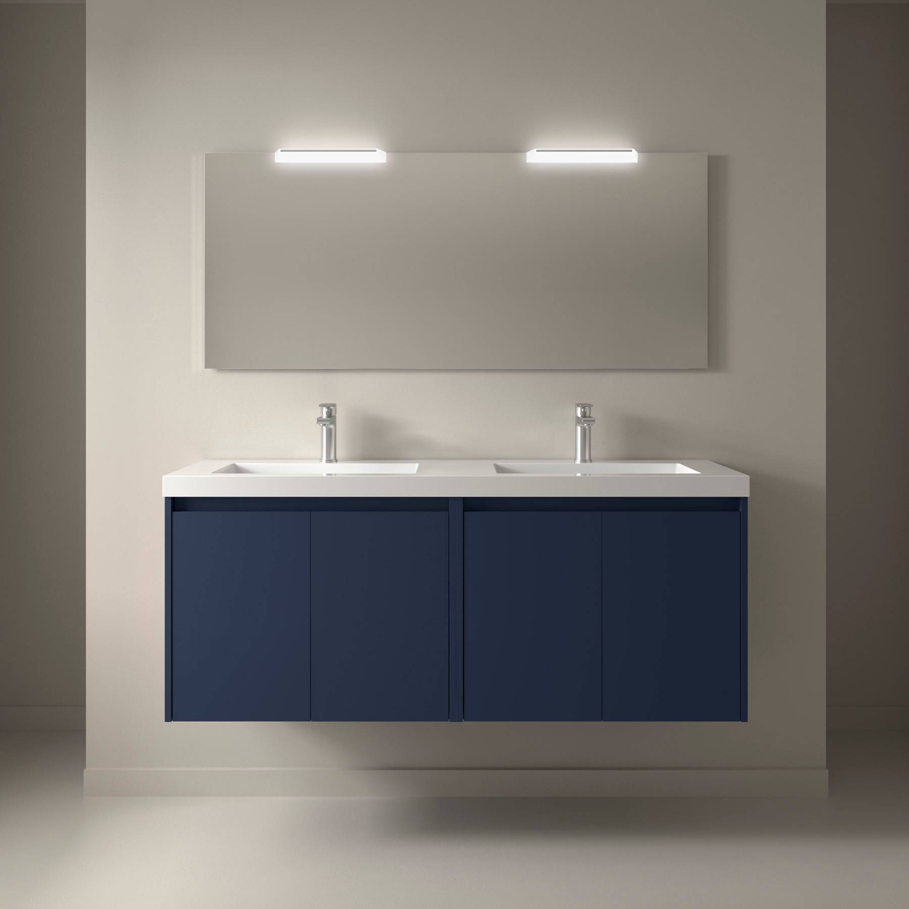 Ein modernes Waschbecken mit einem großen rechteckigen Spiegel und zwei Chromarmaturen über einem marineblau-farbenen Unterschrank. Helles Licht unterstreicht das minimalistische Design.