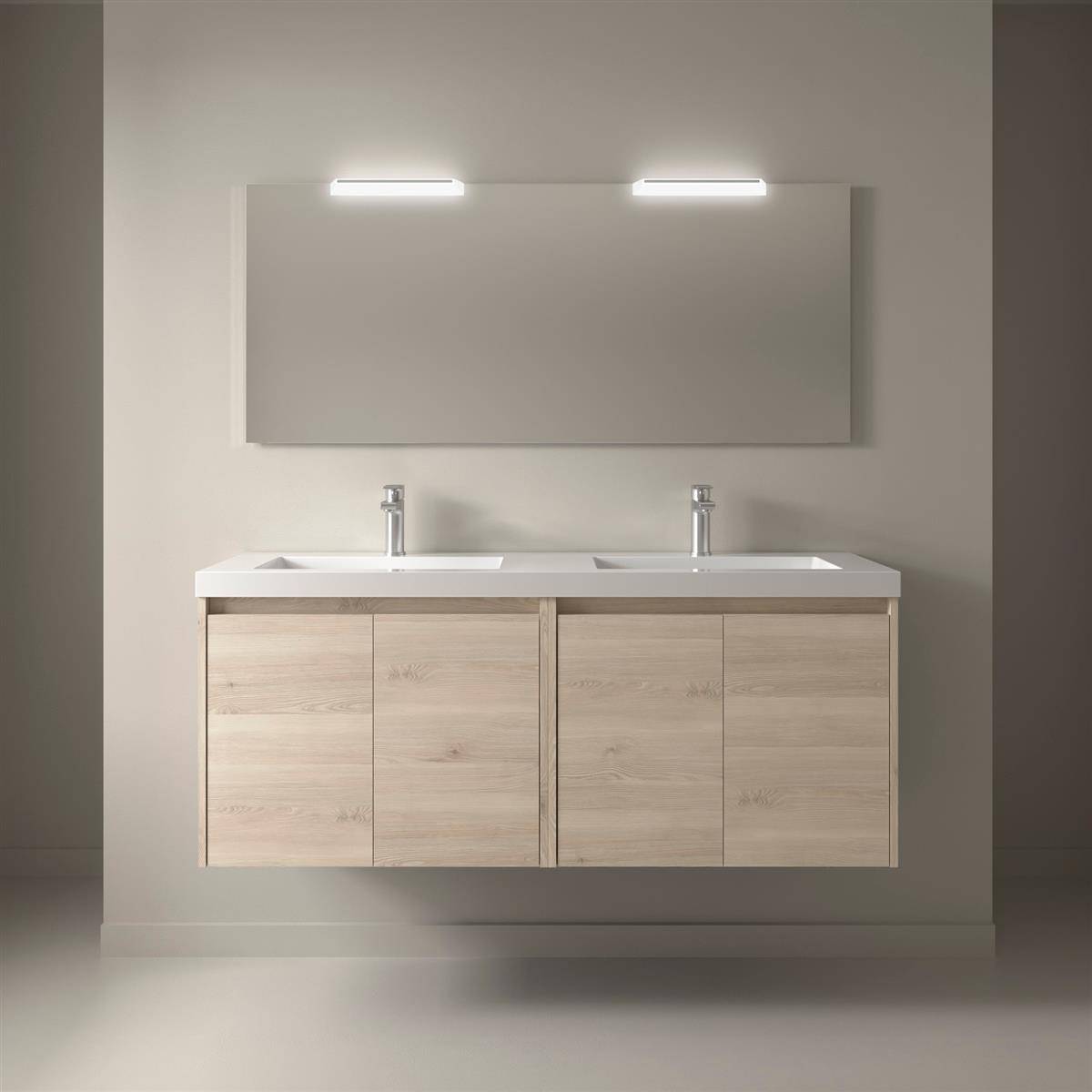 Modernes Badezimmerwaschtisch mit Doppelwaschbecken, Holzschrank, großem Spiegel und zwei Wandleuchten an einer neutralen Wand.