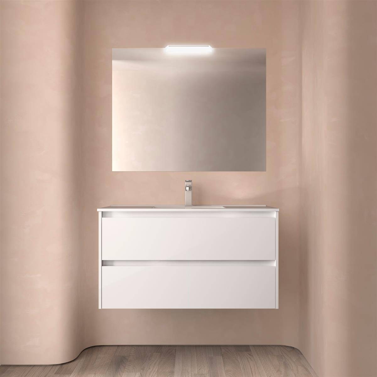Minimales Badezimmer mit an der Wand montiertem Waschtisch, Waschbecken und großem rechteckigem Spiegel in einem weichen Beige-Raum.