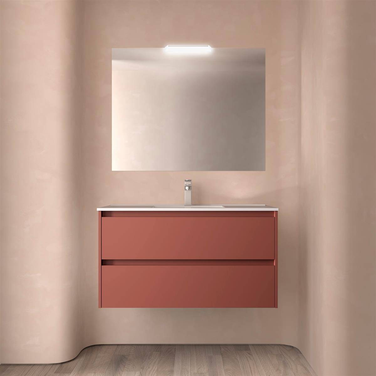 Modernes Badezimmer-Waschtisch mit Wandspiegel, weißem Waschbecken und rotem zweiteiligem Schrank vor beigen Wänden und Holzfußboden.