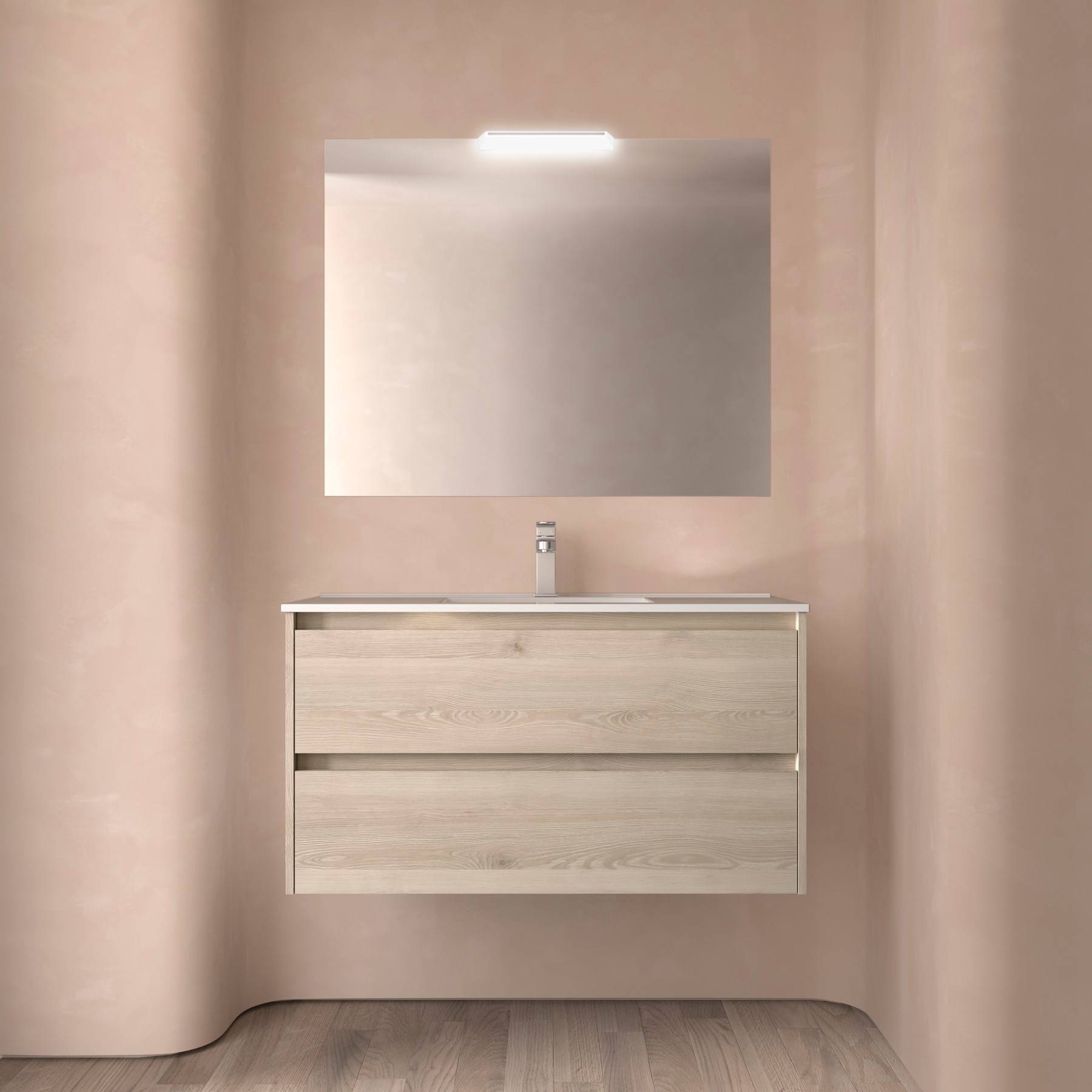 Eine elegante Badezimmerszene zeigt einen an der Wand montierten Waschtisch aus Holz mit zwei Schubladen unterhalb eines breiten Spiegels, beleuchtet von einem Deckenlicht.
