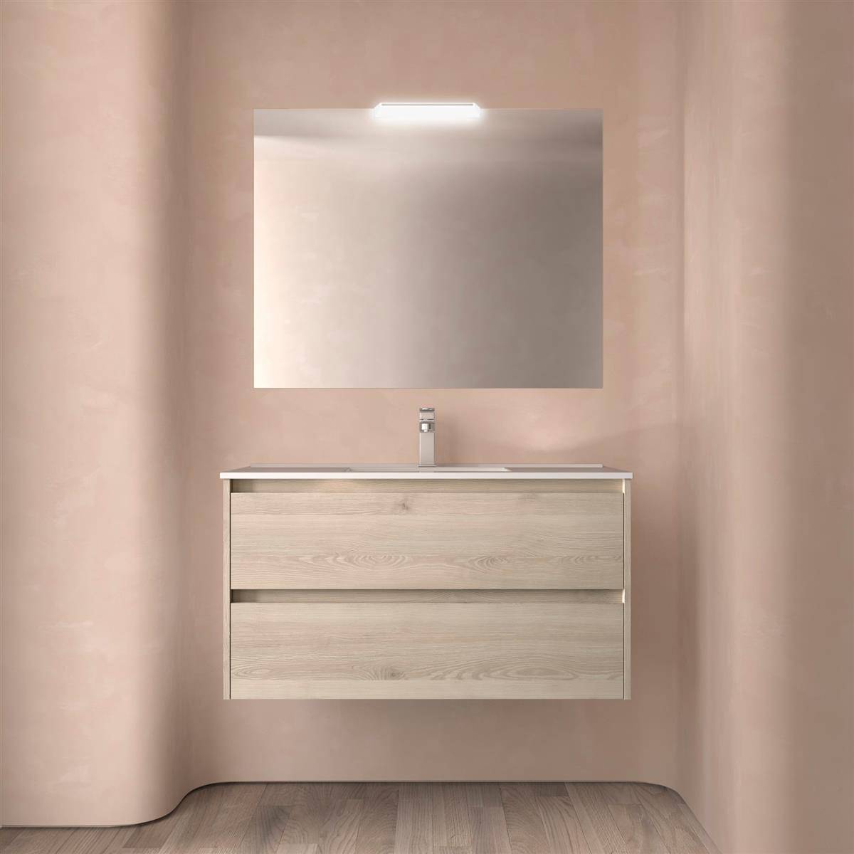 Minimalistisches beiges Badezimmer mit an der Wand montiertem Waschtisch, einzelnem Wasserhahn und rechteckigem Spiegel vor weichen rosa Wänden und Holzfußboden.
