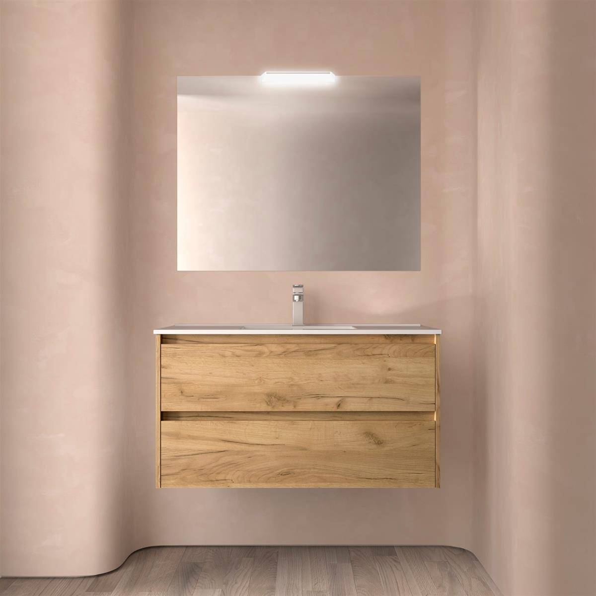 Minimales Badezimmer-Waschtisch mit Holzschrank, Waschbecken, Armatur und großem Spiegel vor beige Wänden und Boden.