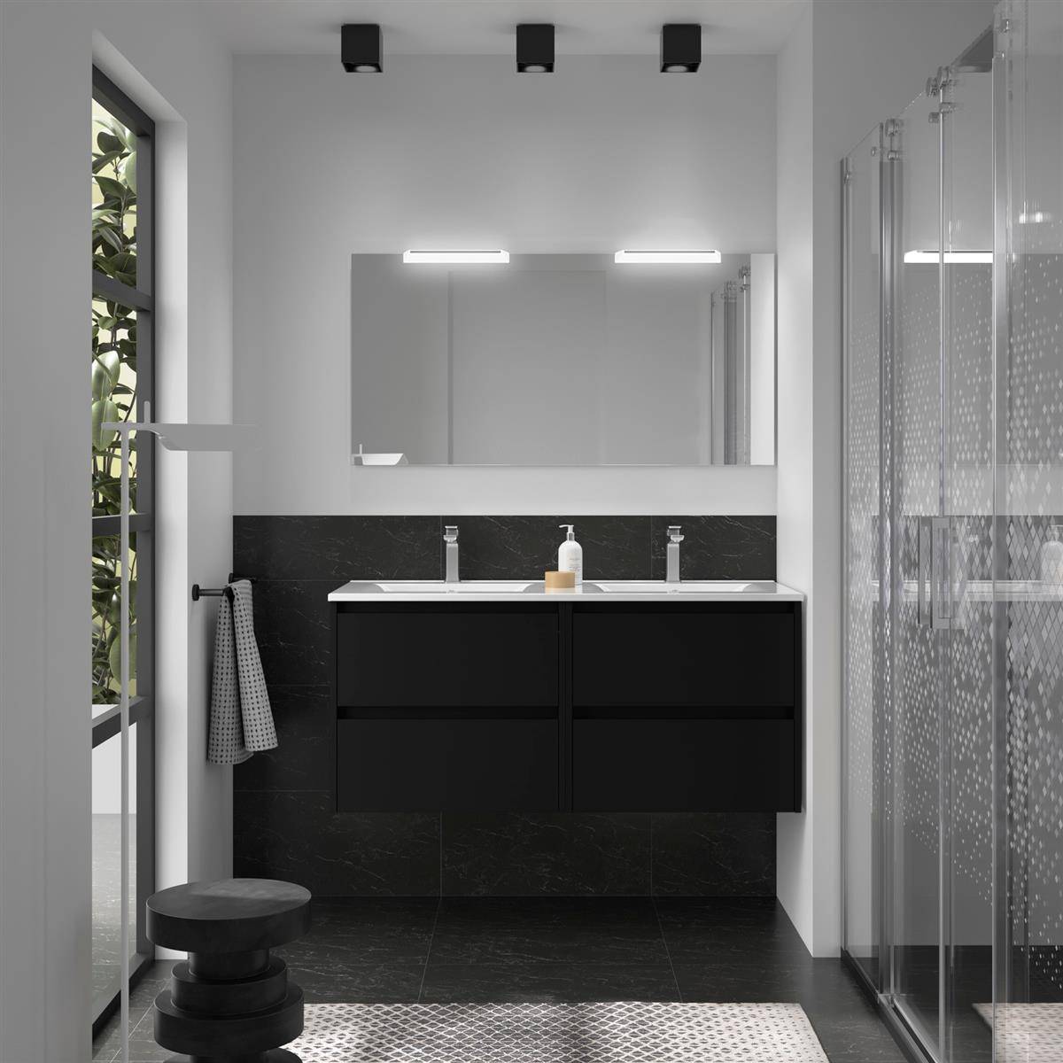 Modernes Badezimmer mit schwarzem Waschtisch, Doppelwaschbecken, großem Spiegel und gläserner Duschkabine; schmales Layout mit Fenster vom Boden bis zur Decke.