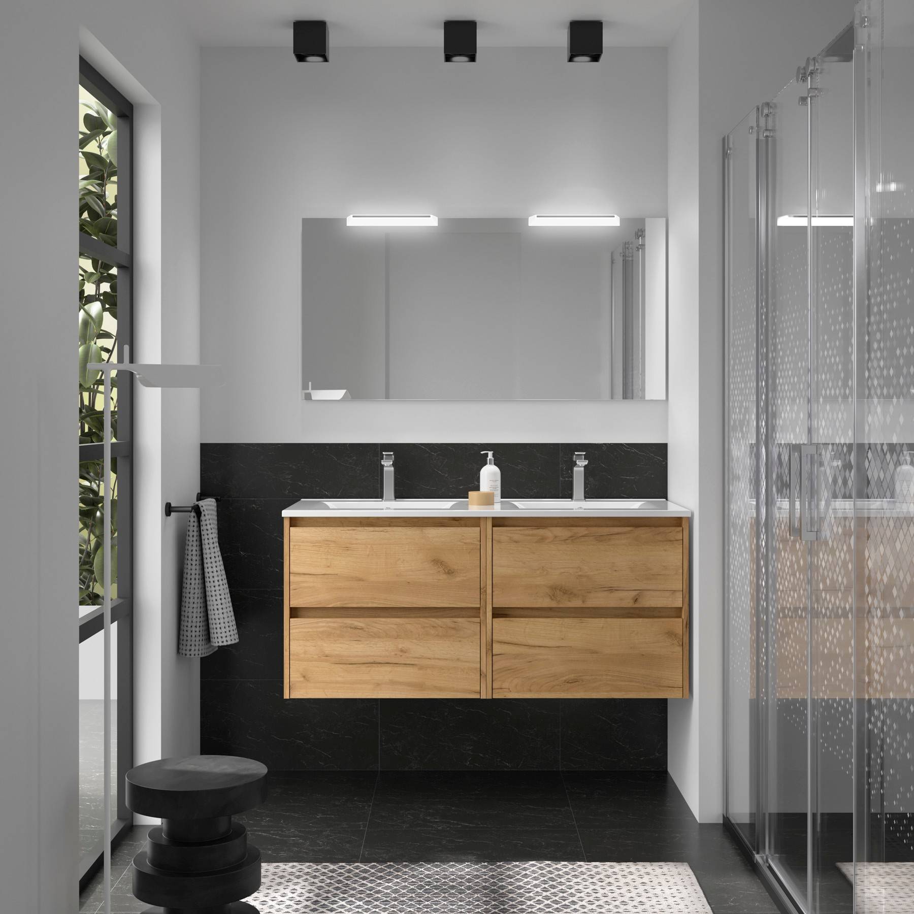 Modernes Badezimmer mit doppelter Holz-Waschtischanlage, großem Spiegel und Duschglastüren. Minimalistisches Design mit schwarz-weißer Dekoration.