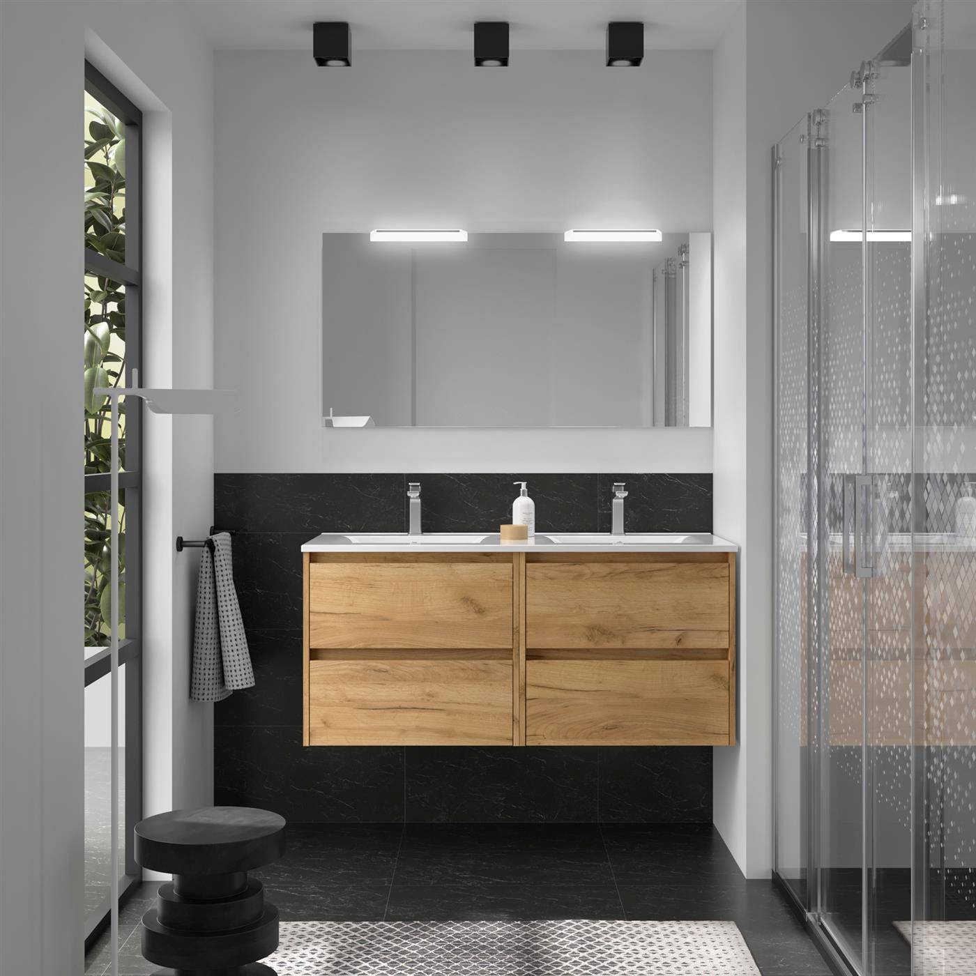 Modernes Badezimmer mit schwebendem Holz-Doppelwaschtisch, großem Spiegel, schwarzem Fliesenboden, Duschkabine und Handtuchthocker neben einem Fenster.