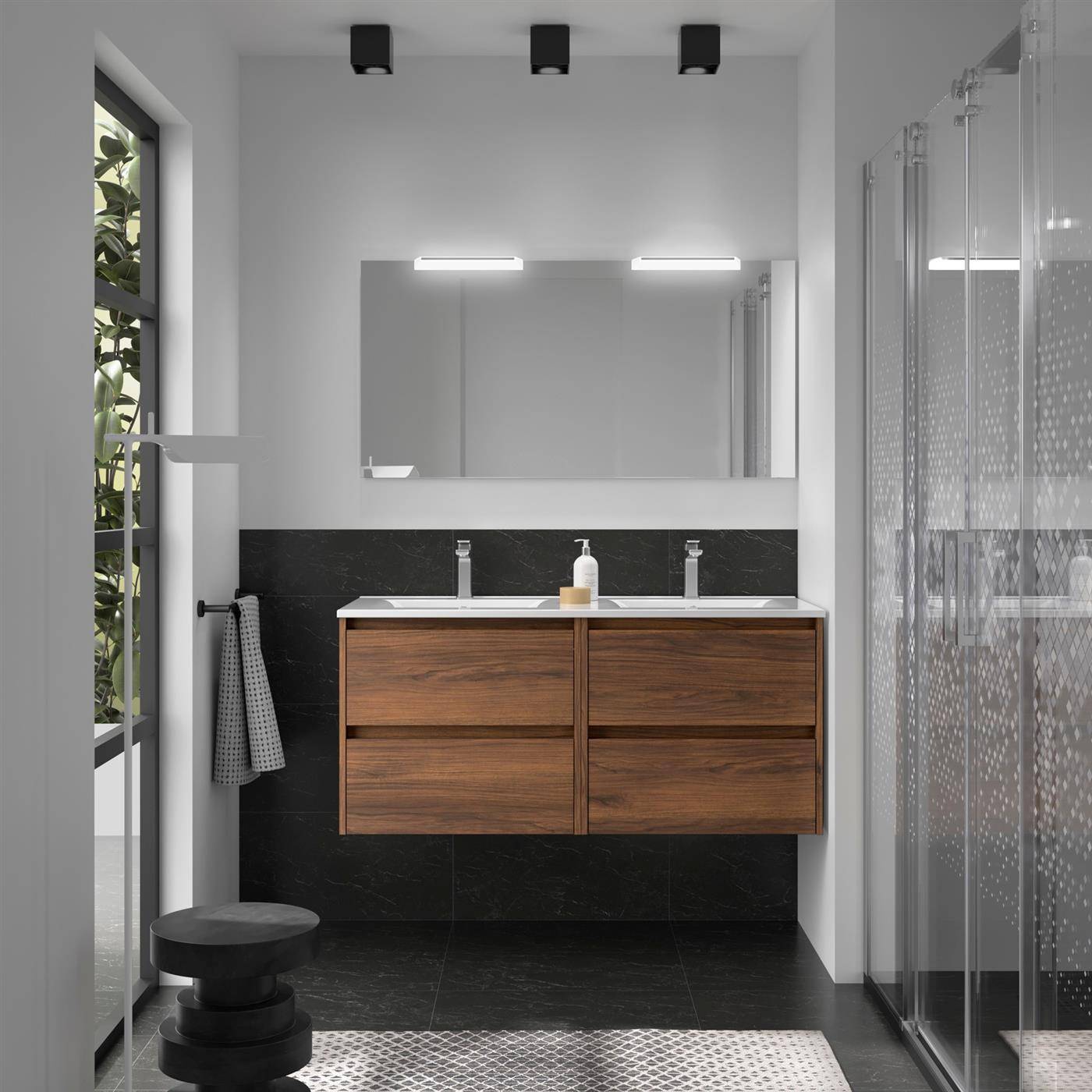 Modernes Minimalisten-Badezimmer mit schwebendem Holzwaschtisch, Doppelwaschbecken, großem Spiegel, schwarzem Fliesenboden und gläserner Duschkabine.