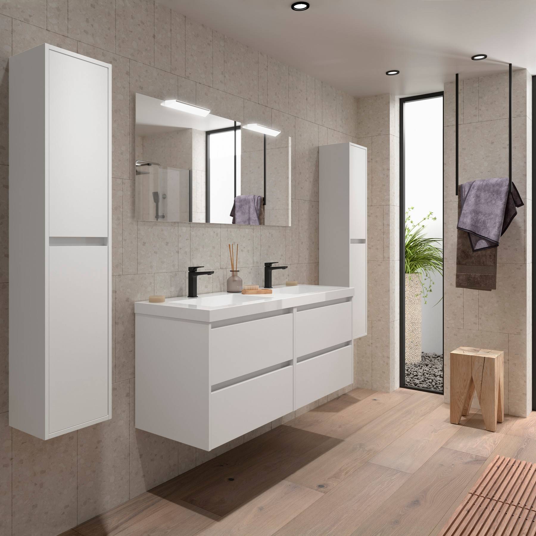 Ein modernes Badezimmer mit weißen Schränken, einem Waschbecken und einem großen Spiegel. Eine Topfpflanze ist in der Nähe einer Glastür sichtbar, mit Handtüchern, die in der Nähe hängen.