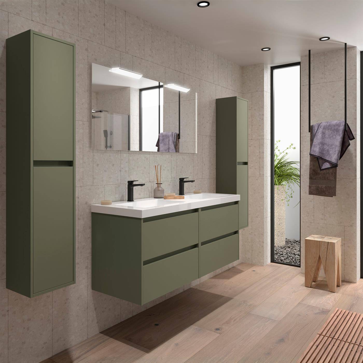 Modernes Badezimmer mit olivgrünen Wandschränken und Waschtisch, Doppelwaschbecken, Spiegel, Handtuchhaken, Fenster und Holzhocker auf hellem Fliesenboden.