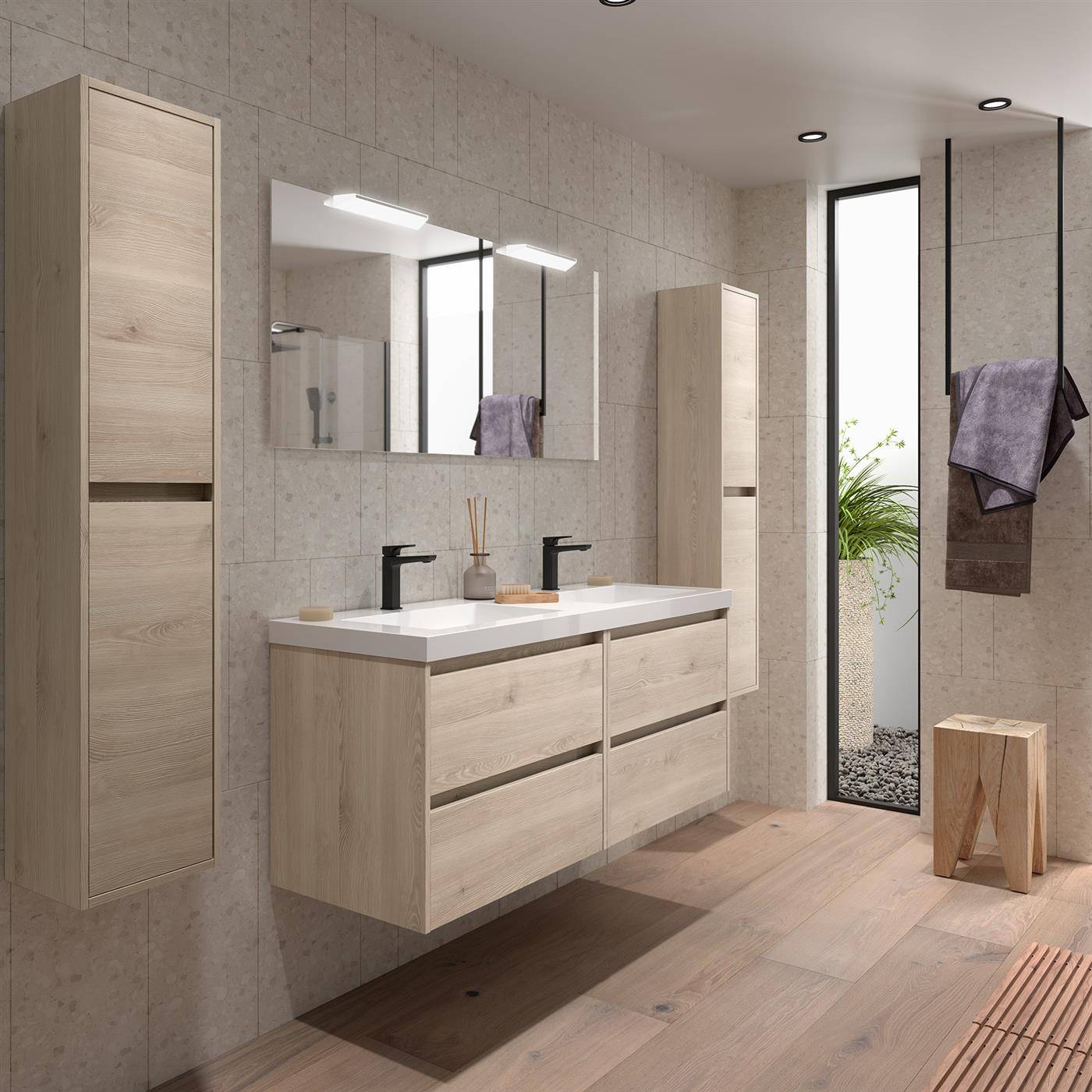 Modernes Badezimmer mit schwebendem Doppelwaschbecken, Wandschrank, Spiegel, Handtuch für die Dusche, Fenster und kleinem Hocker auf hellem Holzboden.