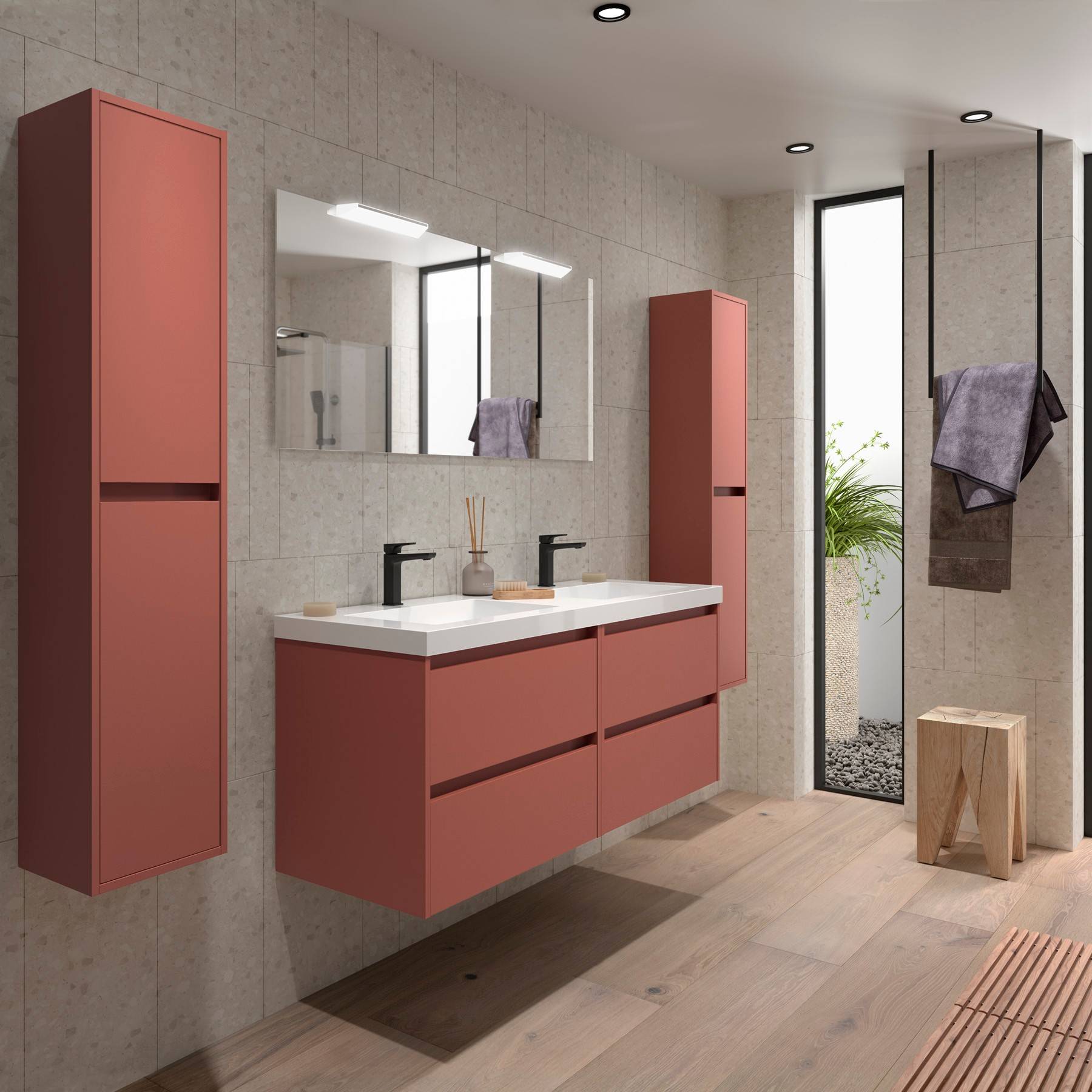 Modernes Badezimmer mit roten Schränken, Wandspiegel und Doppelwaschbecken. Großes Fenster mit natürlichem Licht, Holzhocker und hängenden Handtüchern.