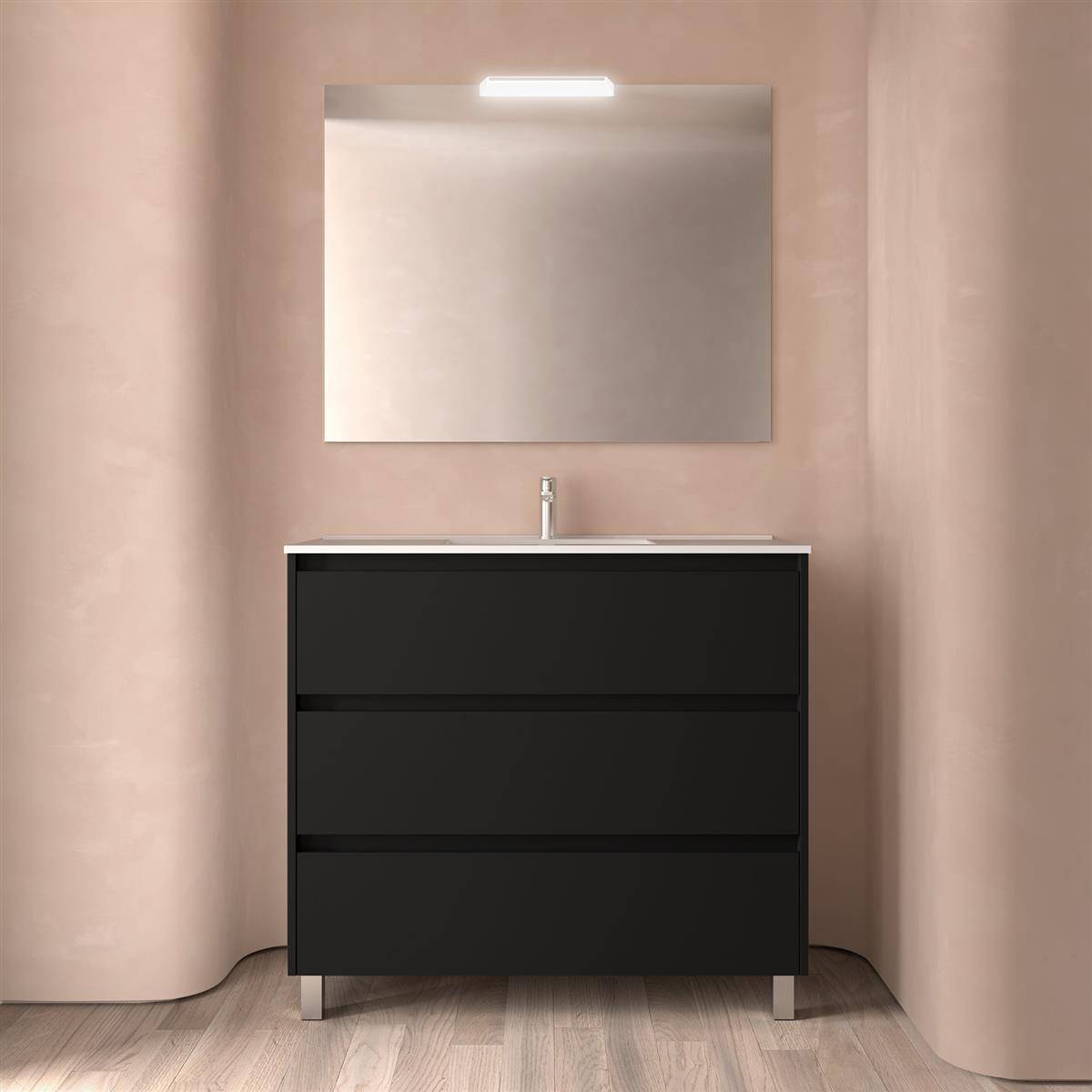Minimalistisches modernes Badezimmer-Waschbecken mit schwarzem dreiflächigem Schrank, weißer Arbeitsplatte, Spiegel und Wandleuchte vor beigen Wänden.