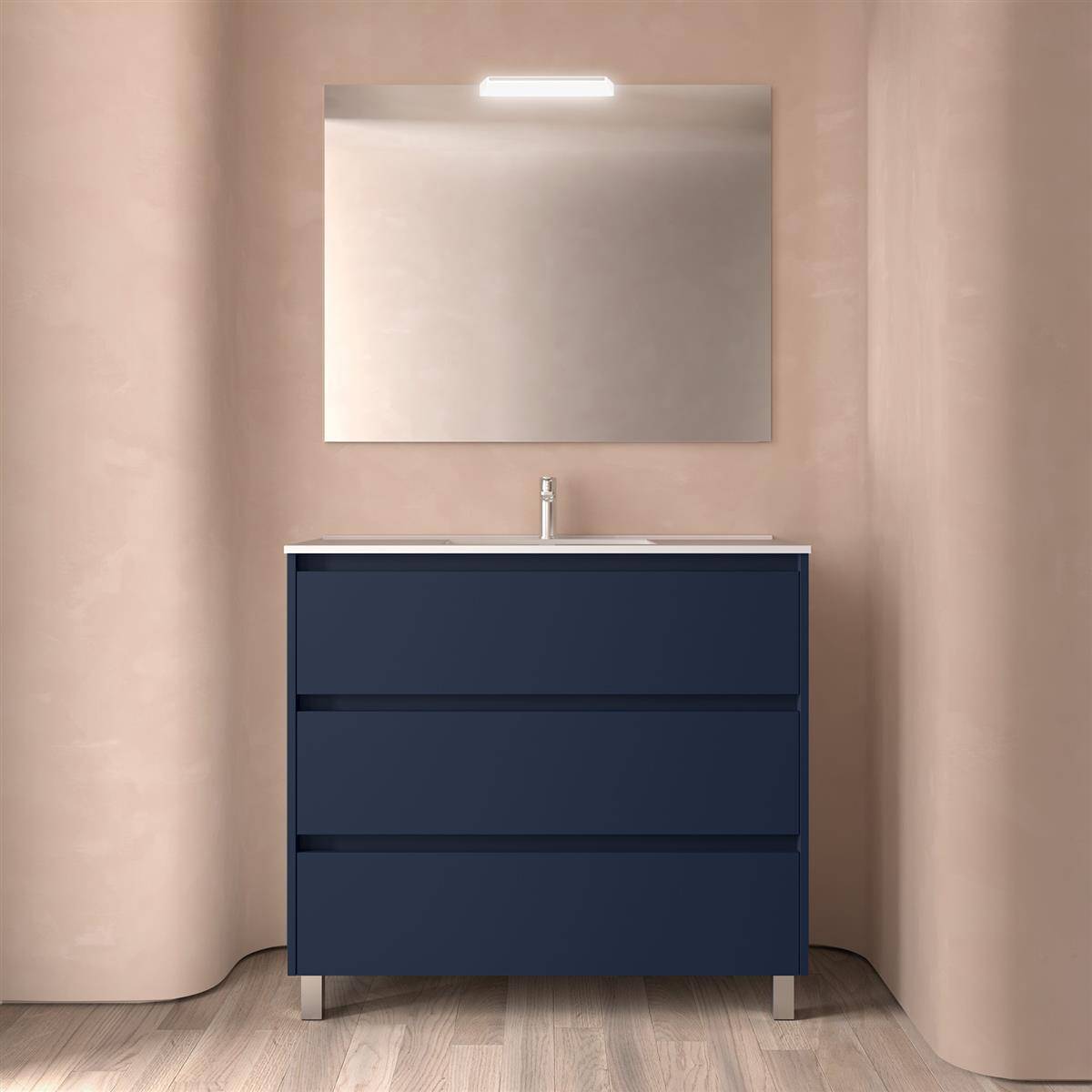 Modernes Badezimmer-Waschtisch mit dunkelblauem Schrank, Waschbecken, Armatur und Spiegel an beige Wänden und Holzboden.