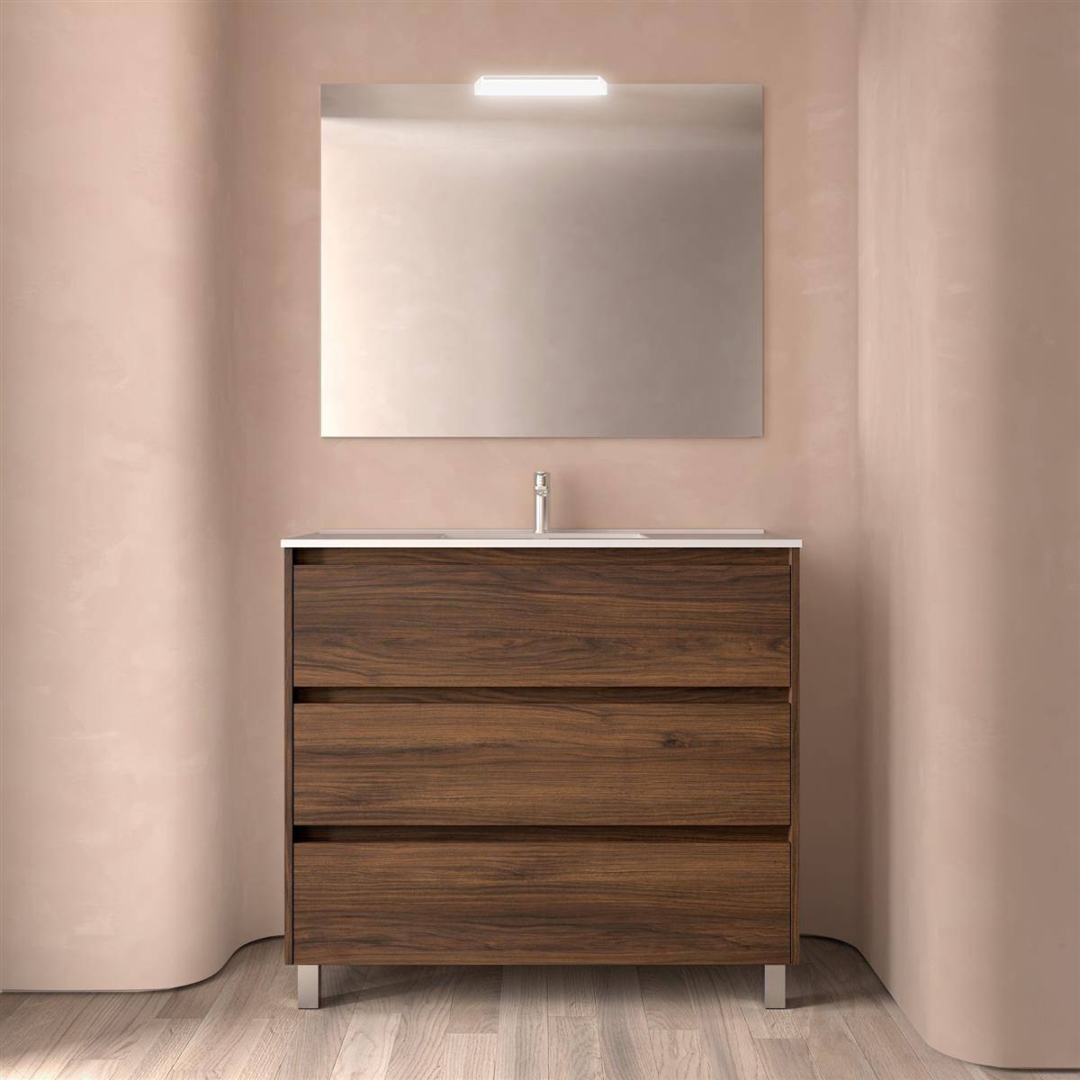 Modernes Badezimmermöbel mit Holzschrank, weißem Waschbecken, rechteckigem Spiegel und Wandleuchte in einer beigen Nische.