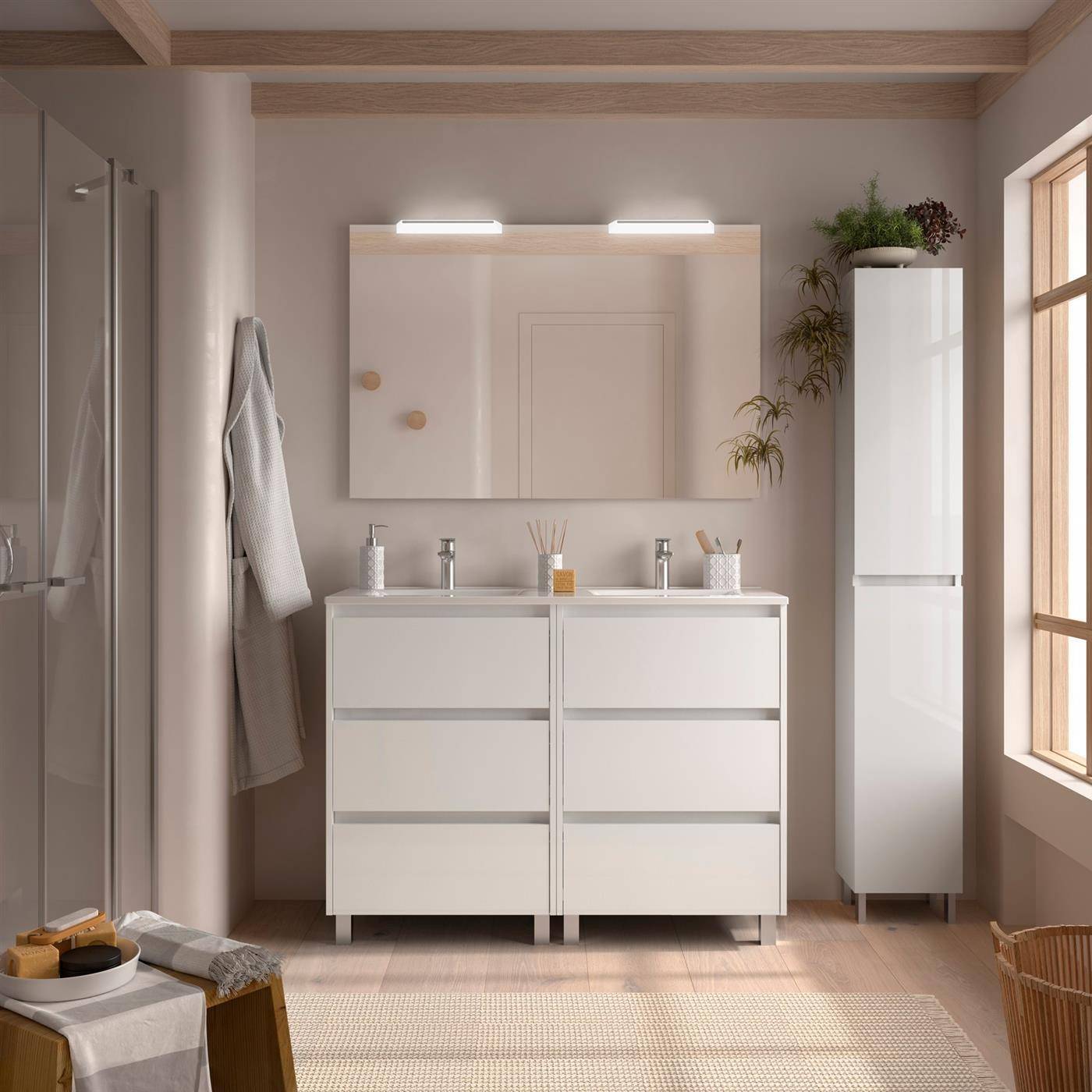 Helles modernes Badezimmer mit Doppelwaschbecken, großem Spiegel, Dusche, hohem Schrank, Fenster und gewebtem Teppich.