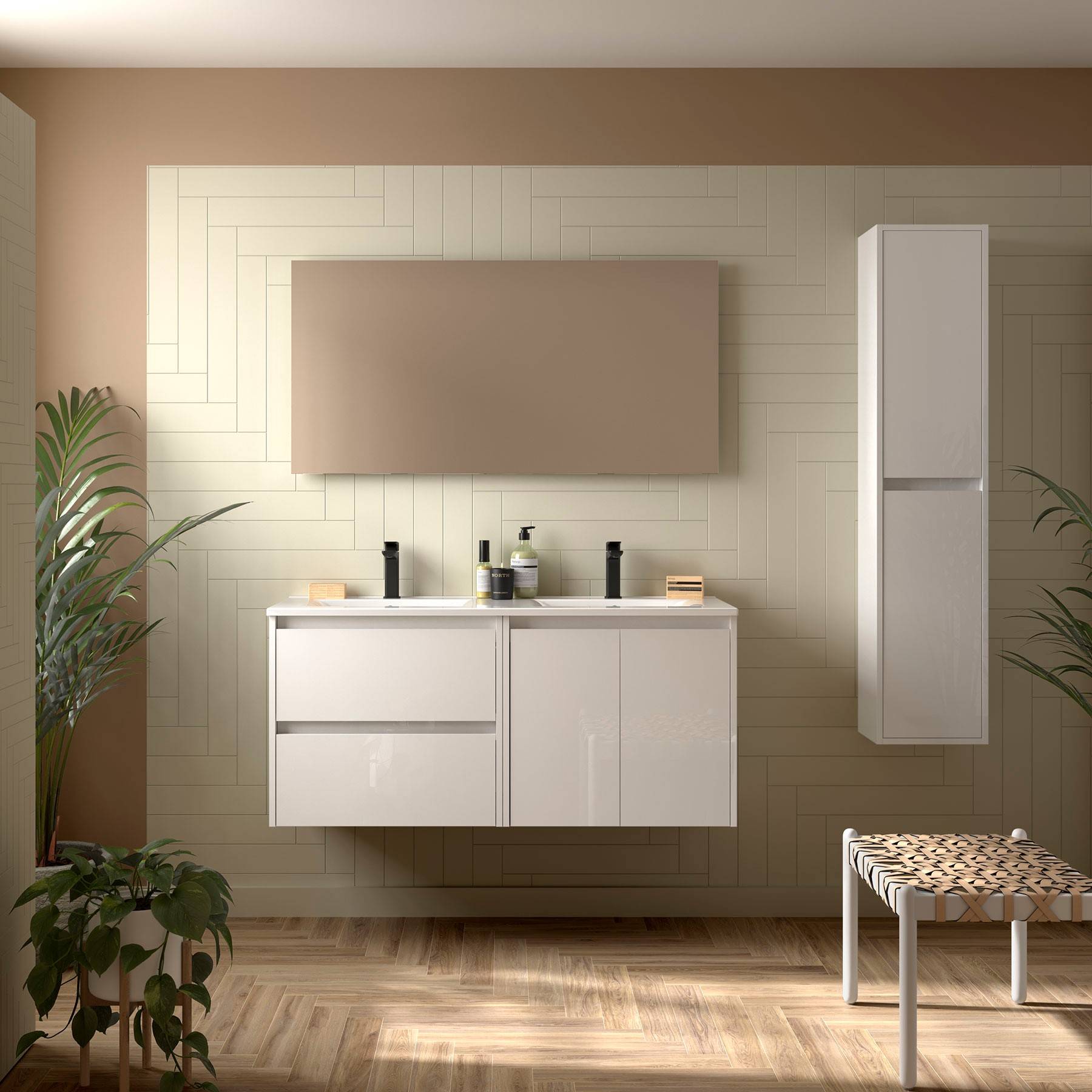 Modernes Badezimmer-Interieur mit beige Wänden und Boden, ausgestattet mit einem weißen schwebenden Waschtisch und Schränken, mit Pflanzen auf beiden Seiten.