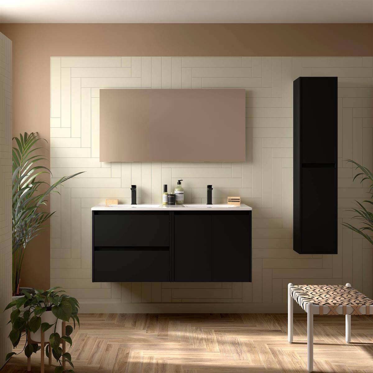Modernes Badezimmer mit an der Wand montiertem schwarzen Waschtisch, großem Spiegel, vertikalem Schrank, Topfpflanzen und gewebtem Hocker auf Fischgrät-Holzboden.