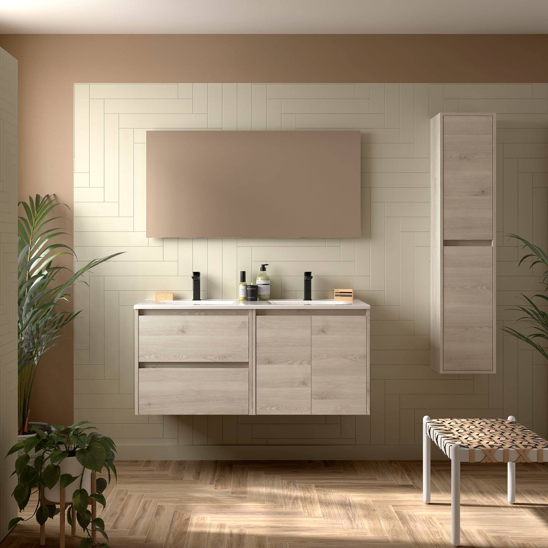 Badezimmer mit minimalistischem Design: helles Holz-Waschtisch mit Waschbecken, rechteckiger Spiegel an einer strukturierten Wand, hoher Schrank und Topfpflanzen.