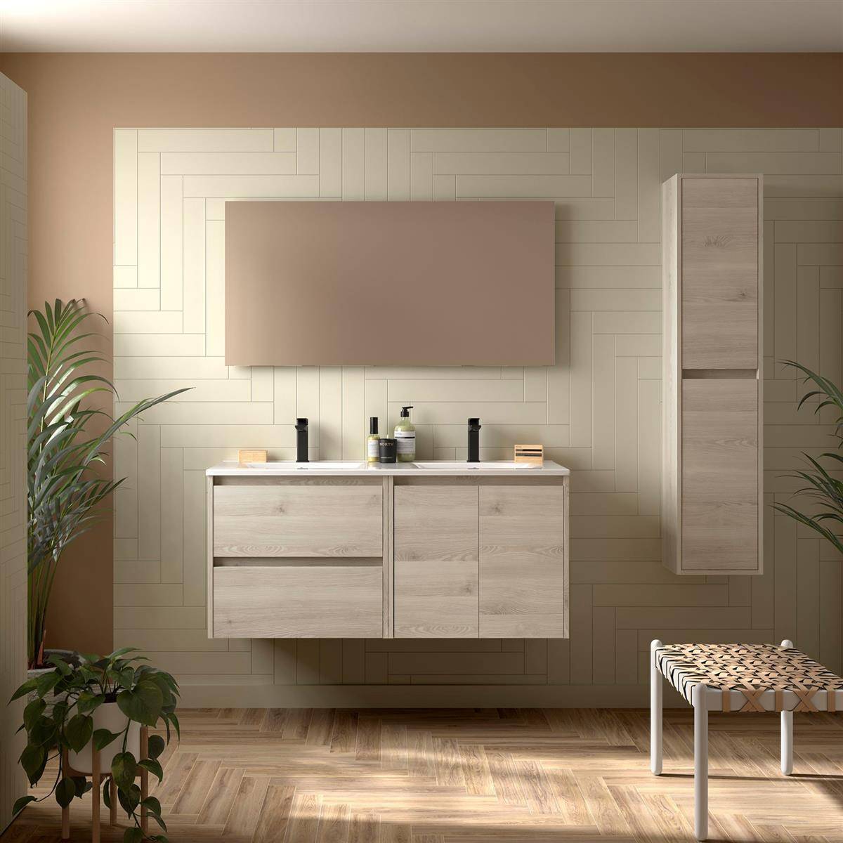 Modernes Badezimmer mit an der Wand montiertem Waschtisch und Spiegelschrank, Pflanzen, gewebtem Hocker und sonnendurchflutetem Fischgrätparkett.